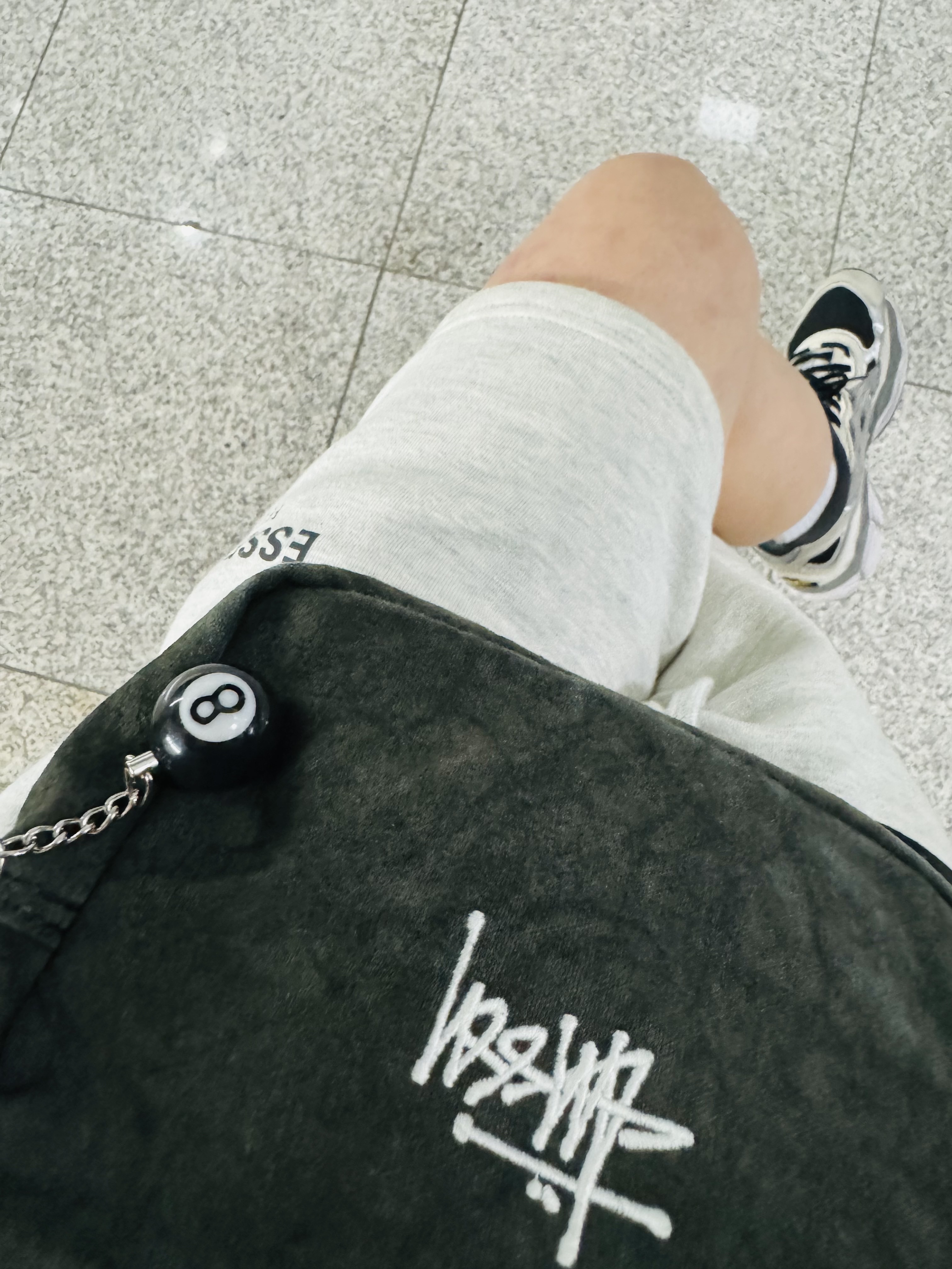 Stussy Canvas Side Pouch Washed Black, Essentials Sweatshorts Oatmeal - 21SS 착용 스타일