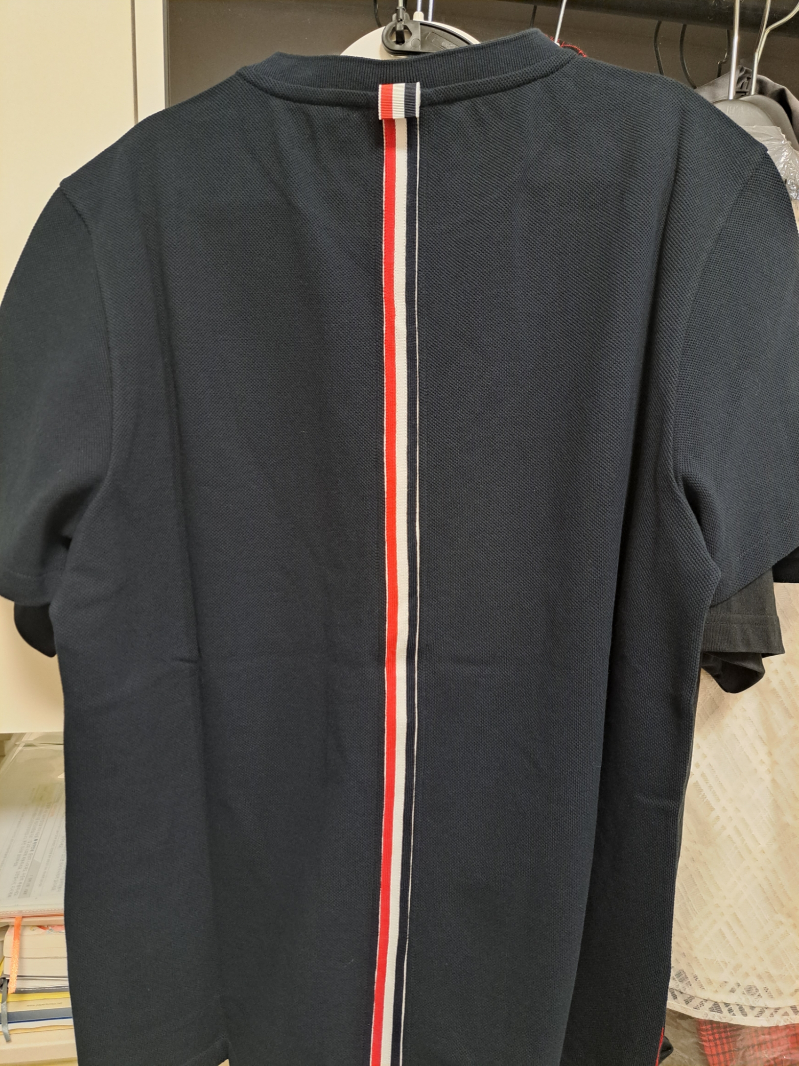 Thom Browne Pique Center Back Stripe Relaxed Fit T-Shirt Navy 착용 스타일