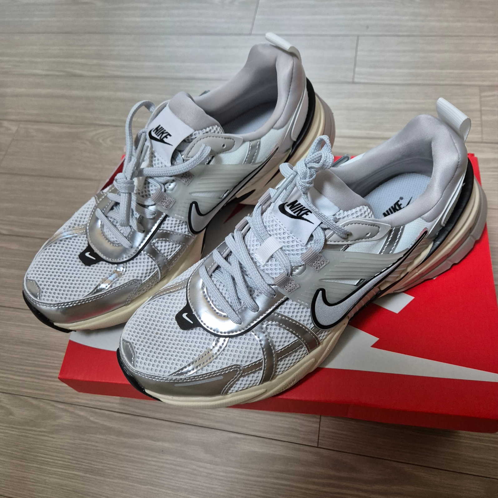 Nike V2K Run Pure Platinum Light Iron Ore 착용 스타일