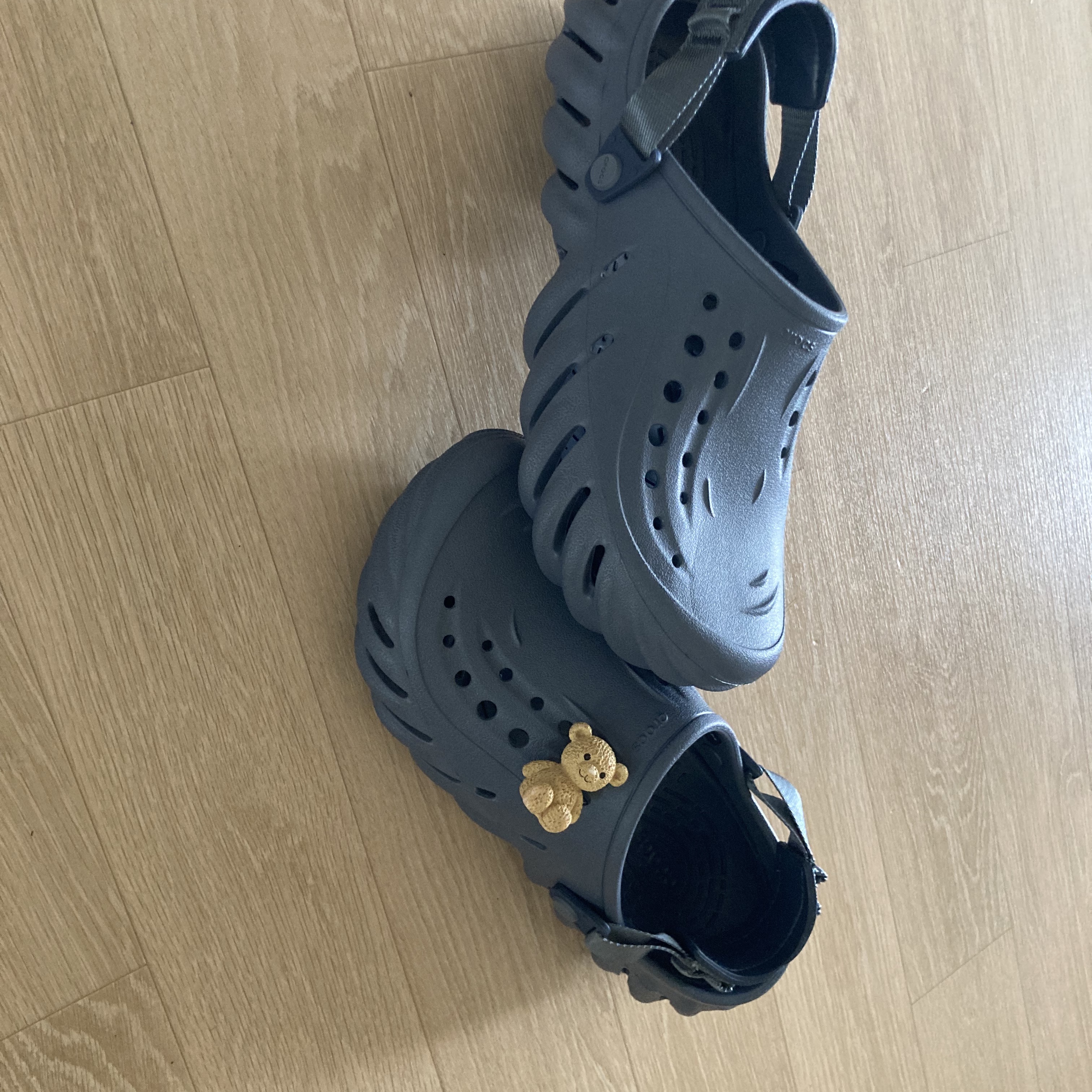 Crocs Echo Clog Storm 착용 스타일 - 2