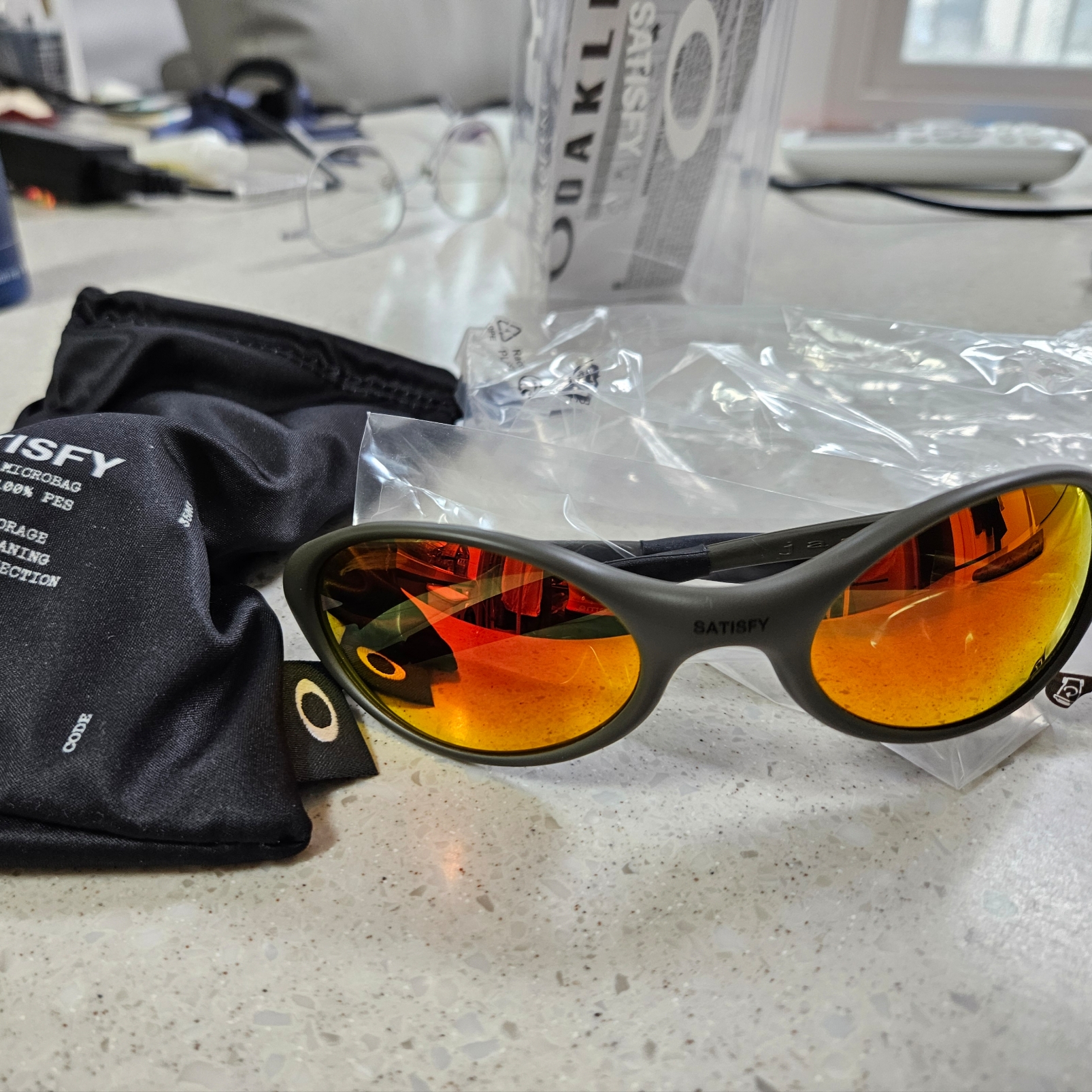 Oakley x Satisfy Eye Jacket Matte Olive 착용 스타일