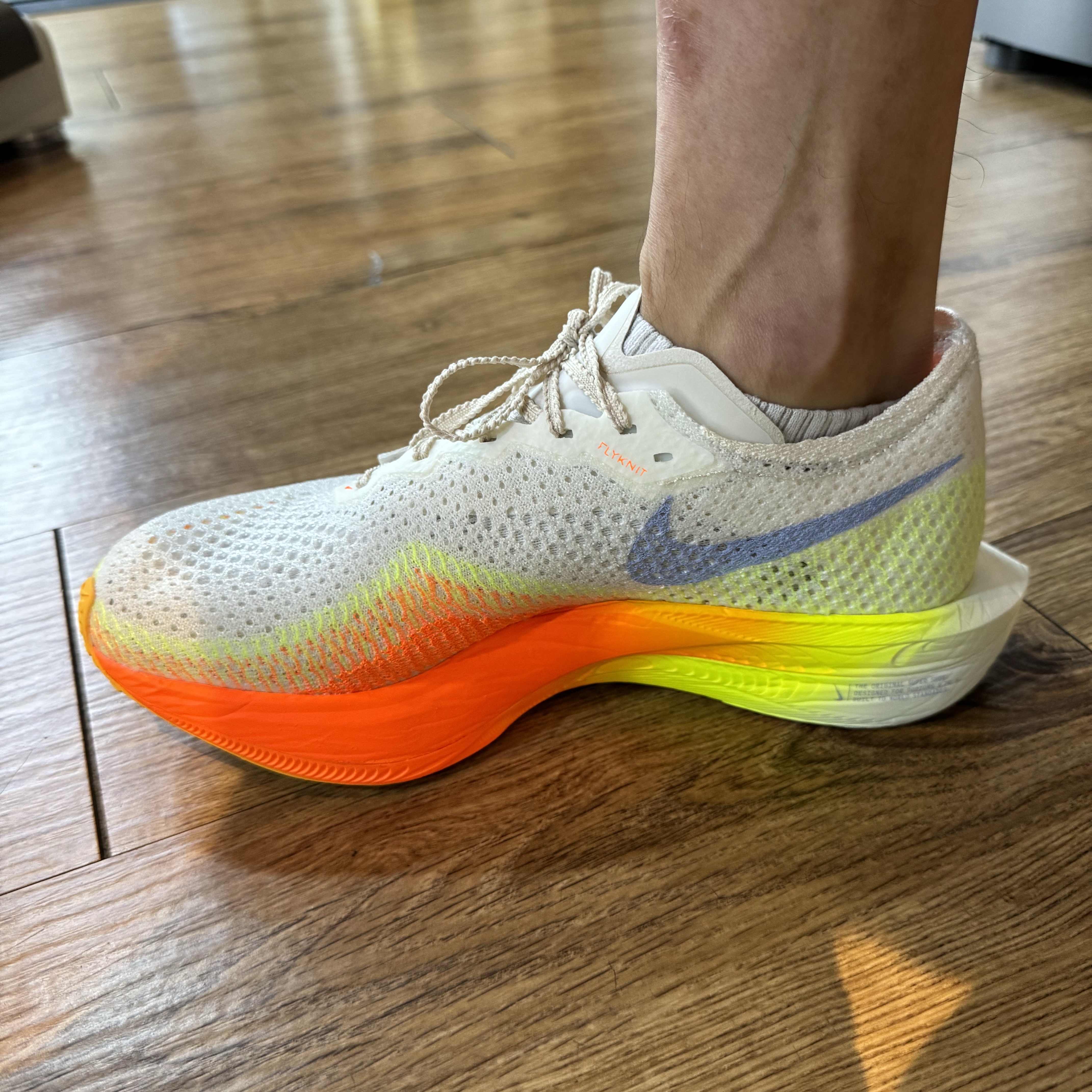 Nike ZoomX Vaporfly Next% 3 Sail Cobalt Bliss Total Orange 착용 스타일 - 1