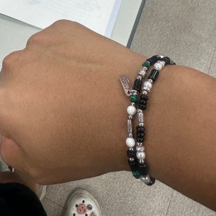 Scudo Grapevine Karen Beads Bracelet, [KREAM 단독] Scudo Shell Black Pearl Beads Bracelet 착용 스타일