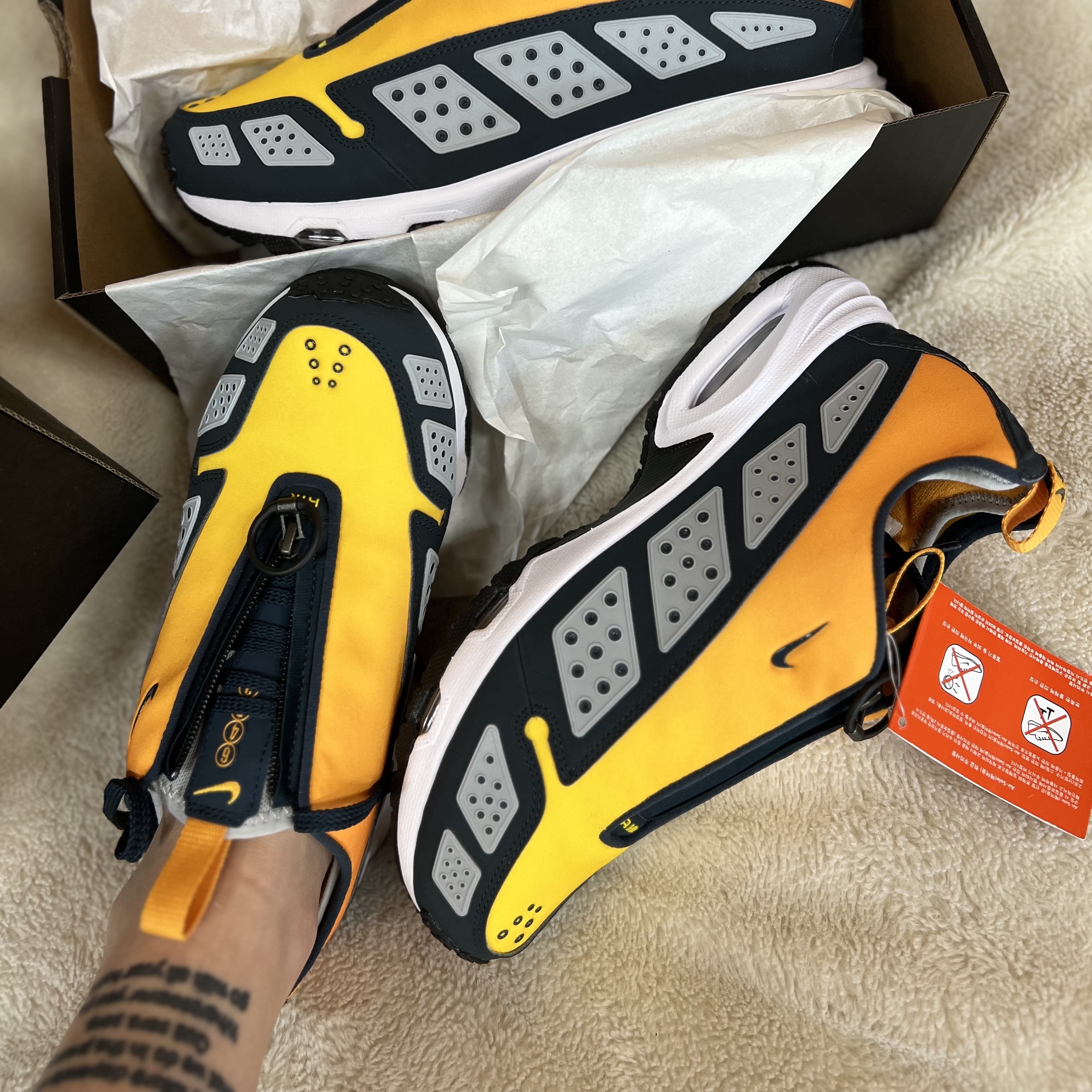 (W) Nike Air Max SNDR Canyon Gold and Deep Ocean 착용 스타일