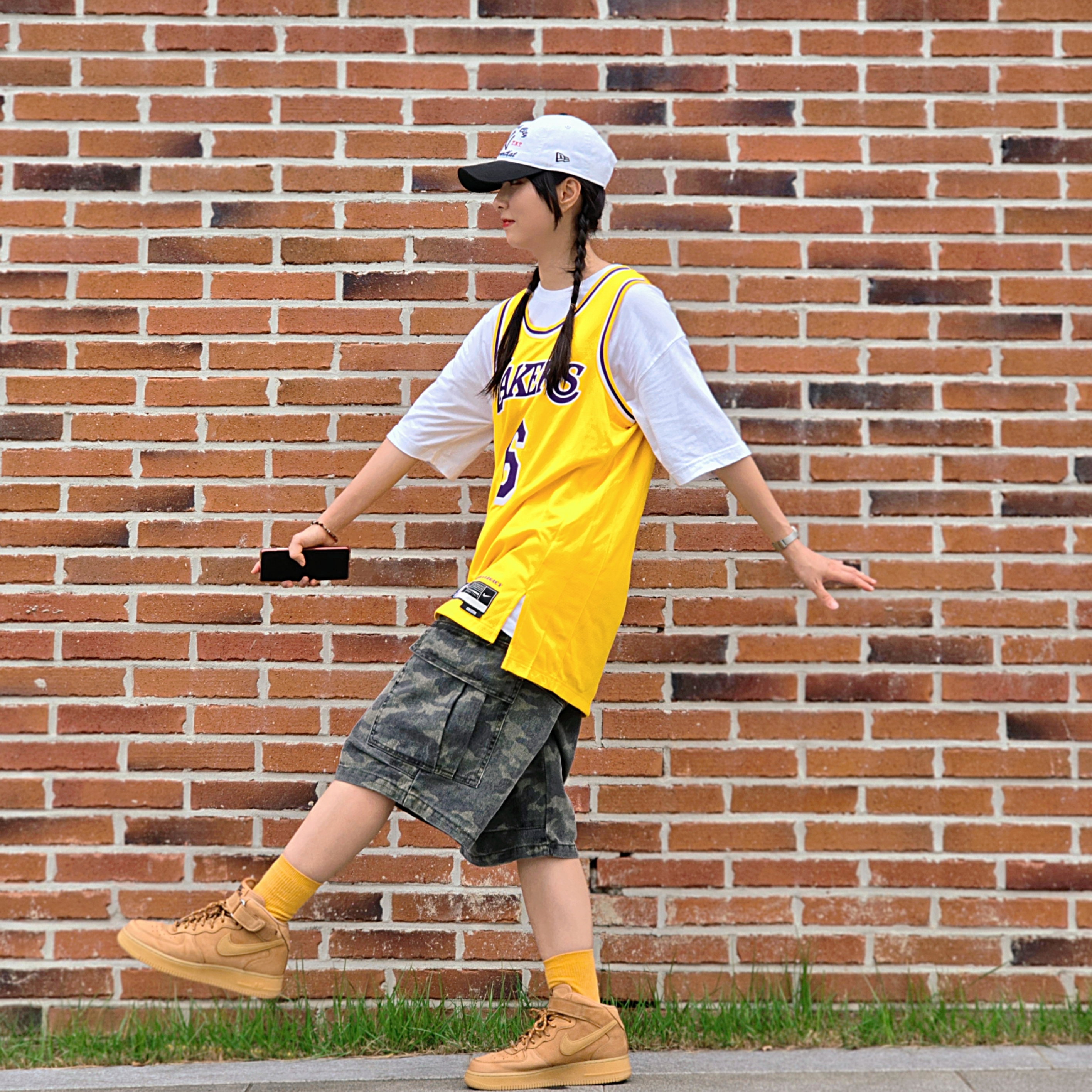 Thisisneverthat x New Era x MLB New York Yankees Unstructured Ball Cap White Black, Nike LeBron James LA Lakers Icon Edition Jersey Amarillo 착용 스타일 - 1
