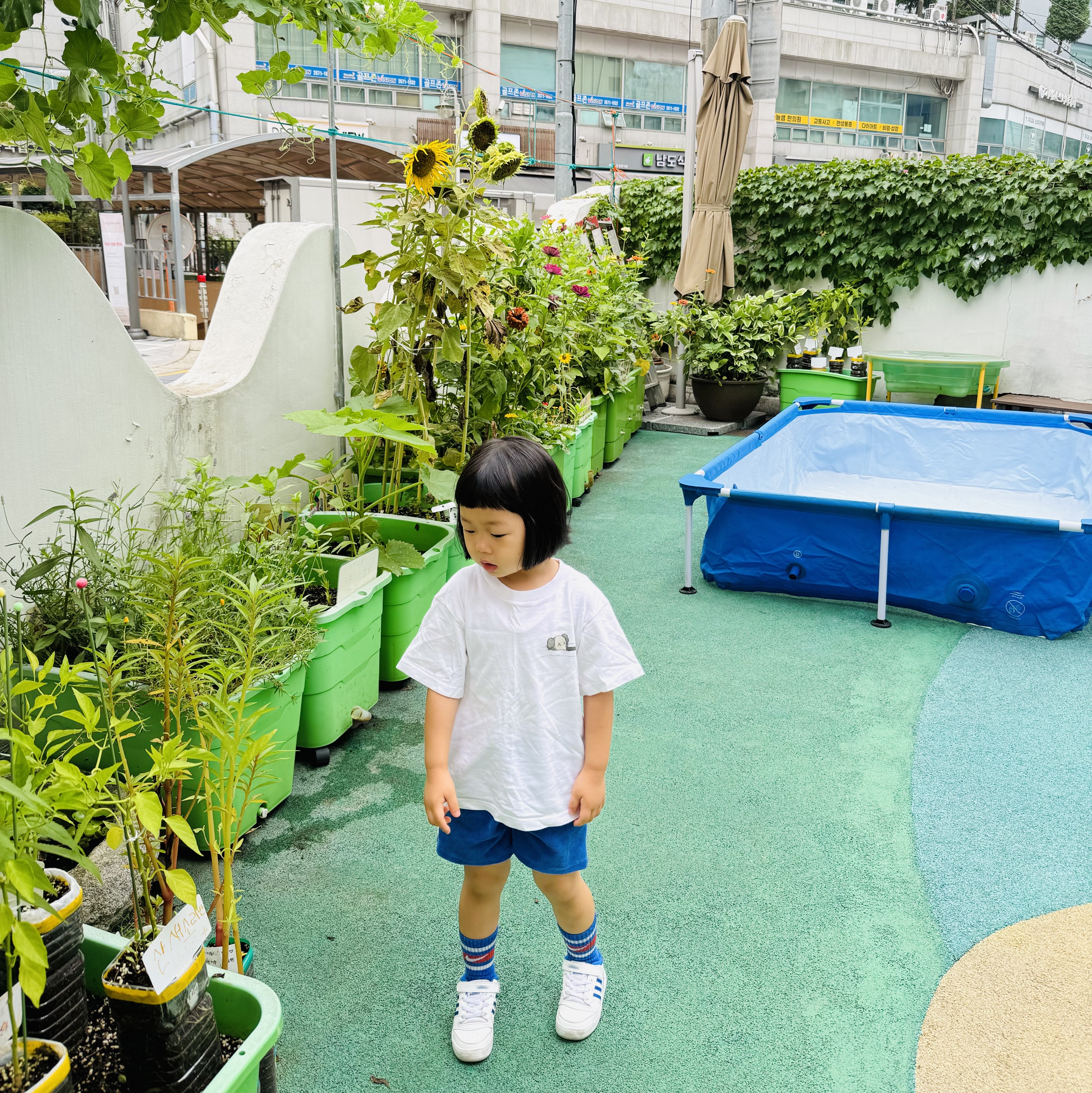 (Kids) Uniqlo UT x Kaws Short Sleeve Graphic T-Shirt White, Adidas Forum Low White Royal Blue 착용 스타일 - 2
