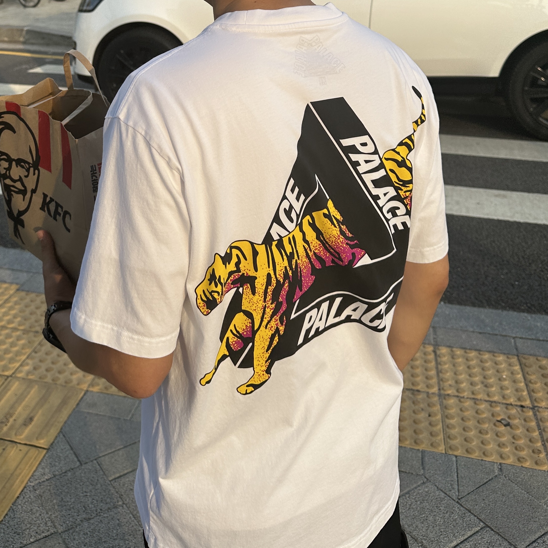 Palace Korea Tri-Ferg T-Shirt White - 24SS 착용 스타일