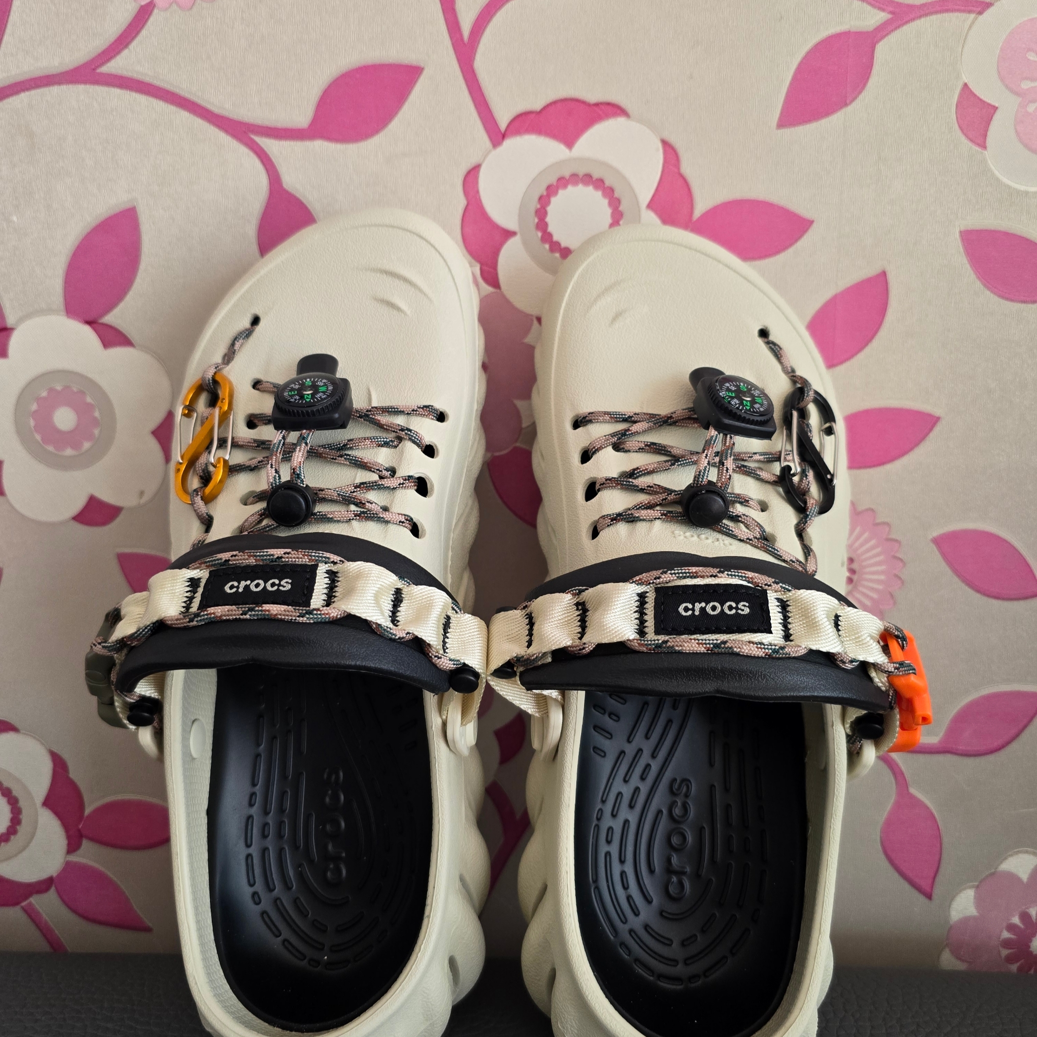 Crocs Echo Clog Bone Black 착용 스타일 - 2