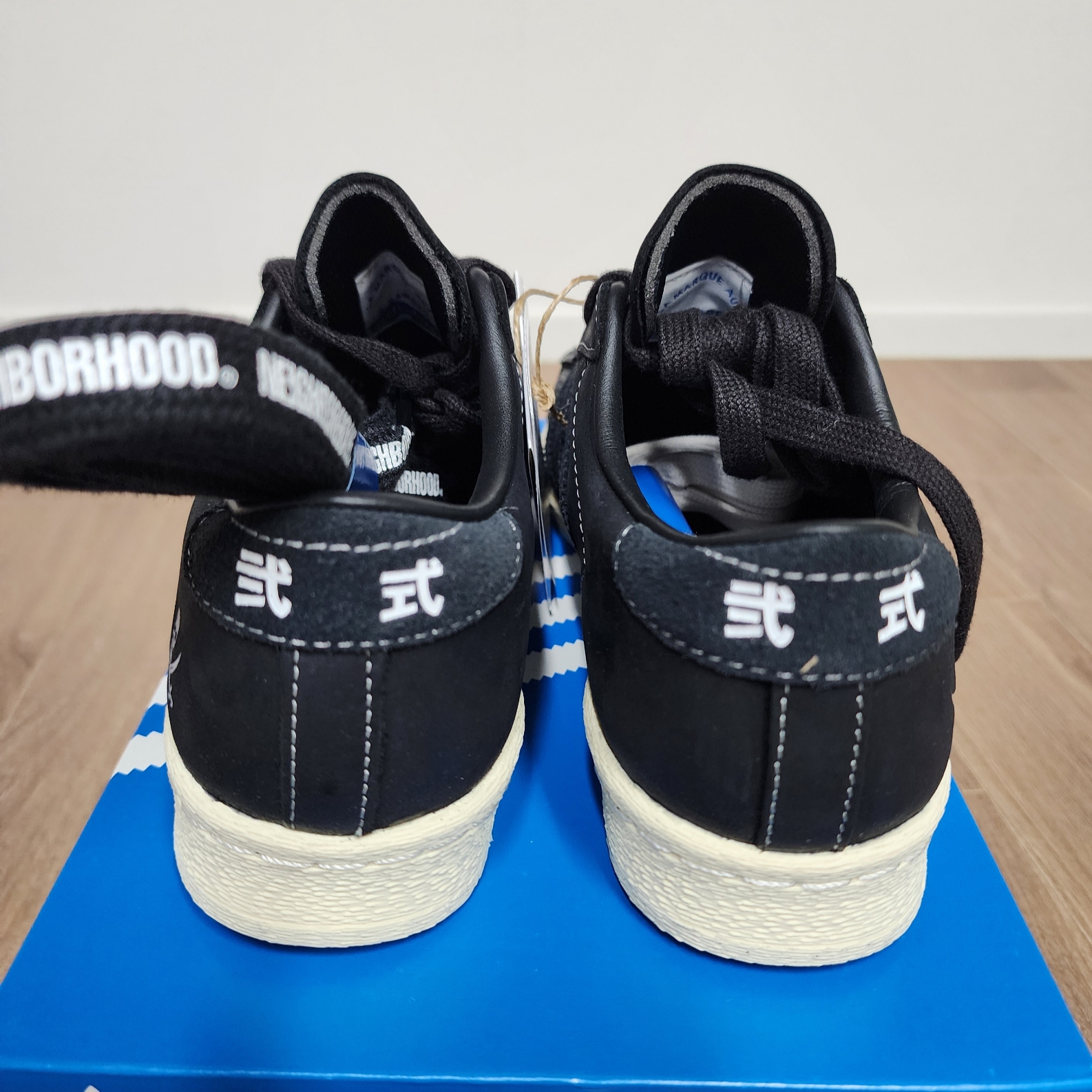 Adidas x Neighborhood Superstar N 2005 Core Black Cloud White 착용 스타일 - 3