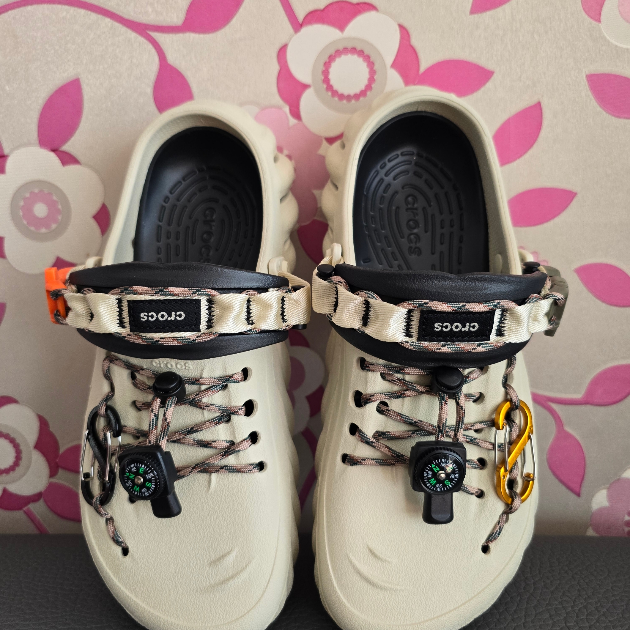 Crocs Echo Clog Bone Black 착용 스타일 - 1