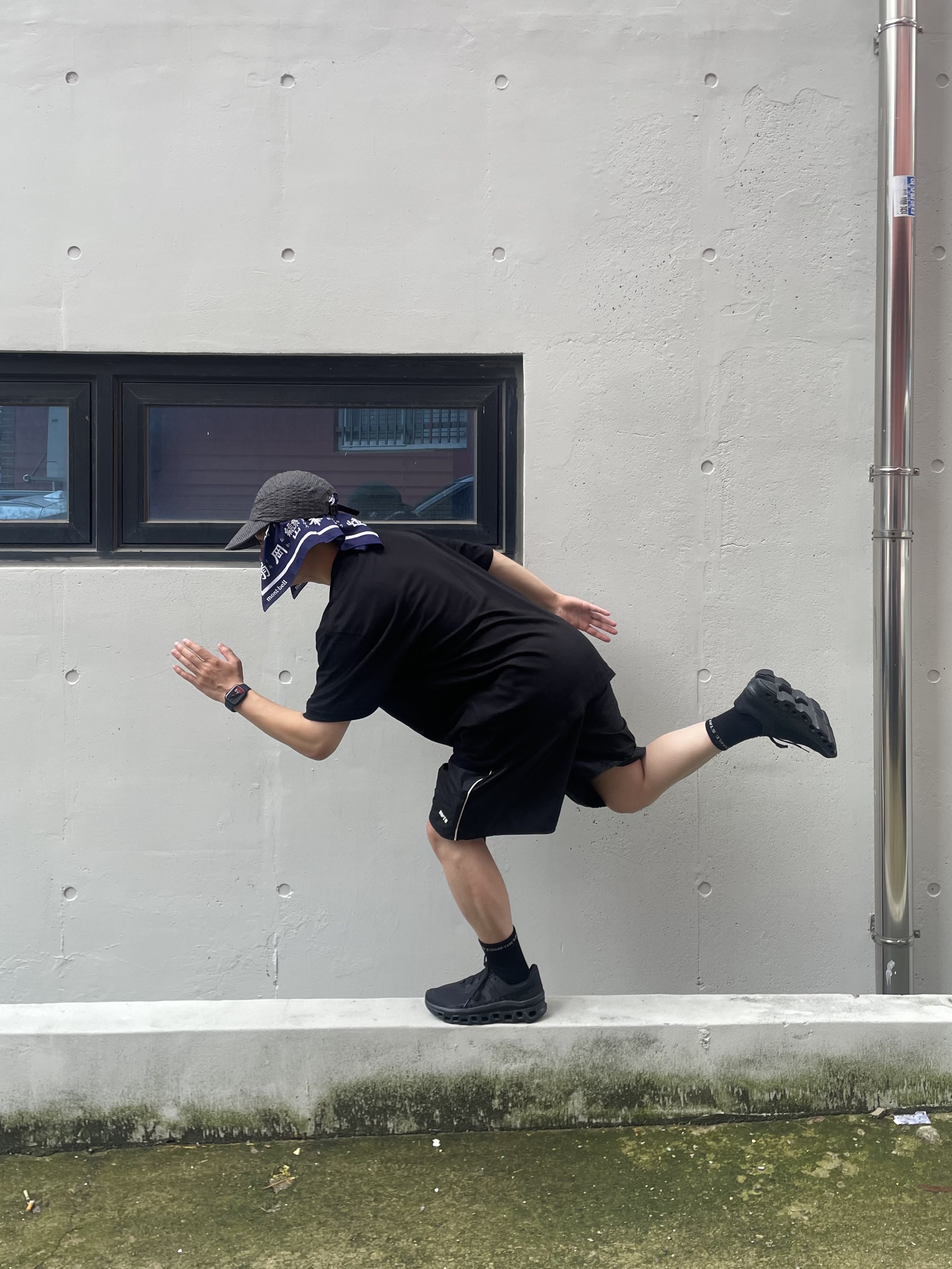 On Running Cloudmonster All Black, Arc'teryx Mantis 2 Waistpack Black II 착용 스타일 - 2