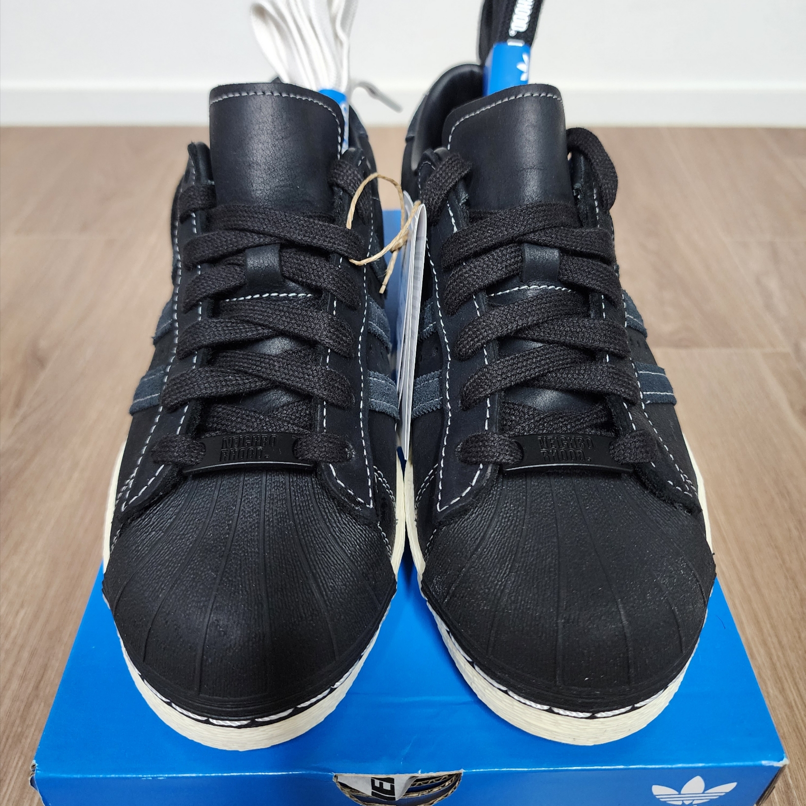 Adidas x Neighborhood Superstar N 2005 Core Black Cloud White 착용 스타일 - 1