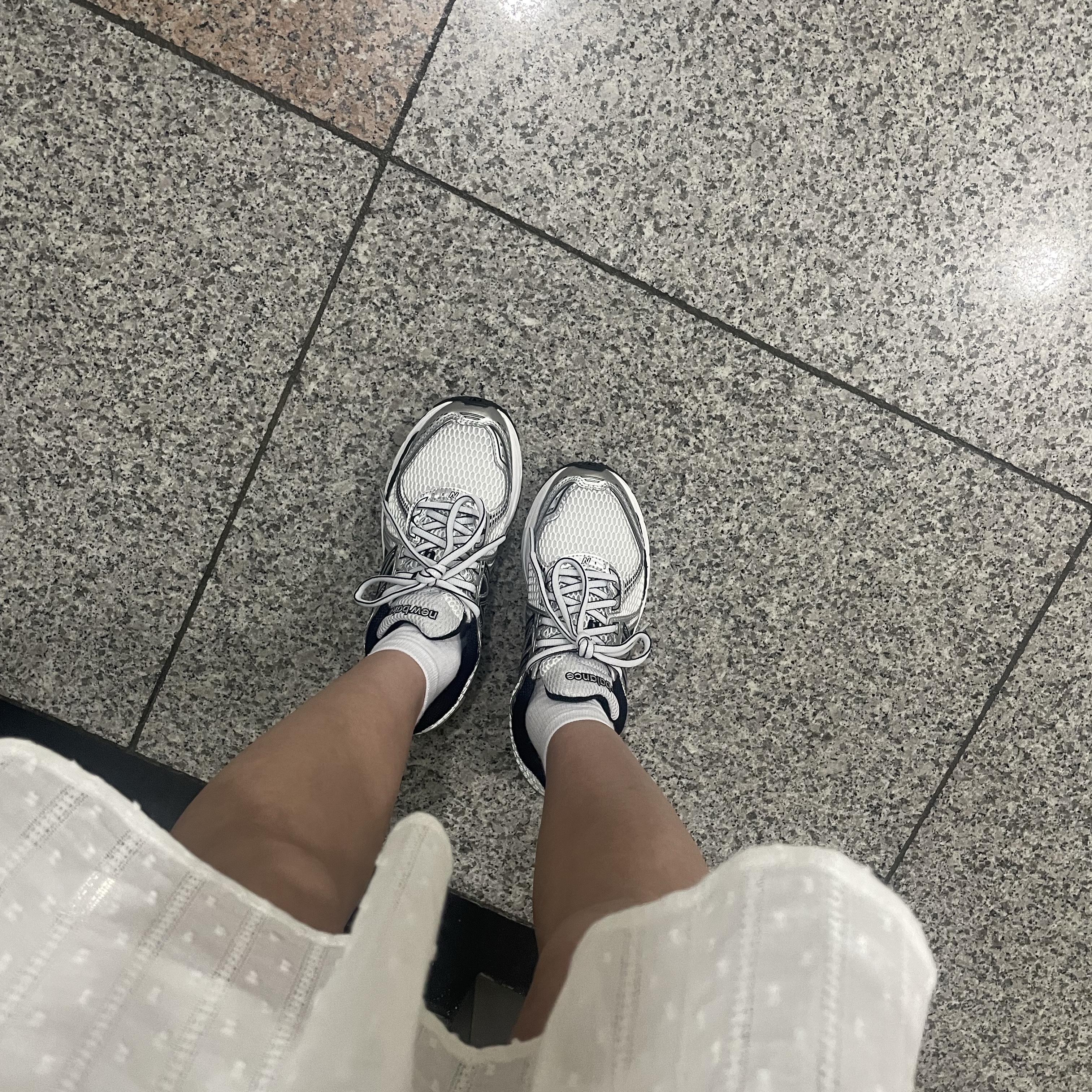 New Balance 860v2 White Black 착용 스타일 - 2