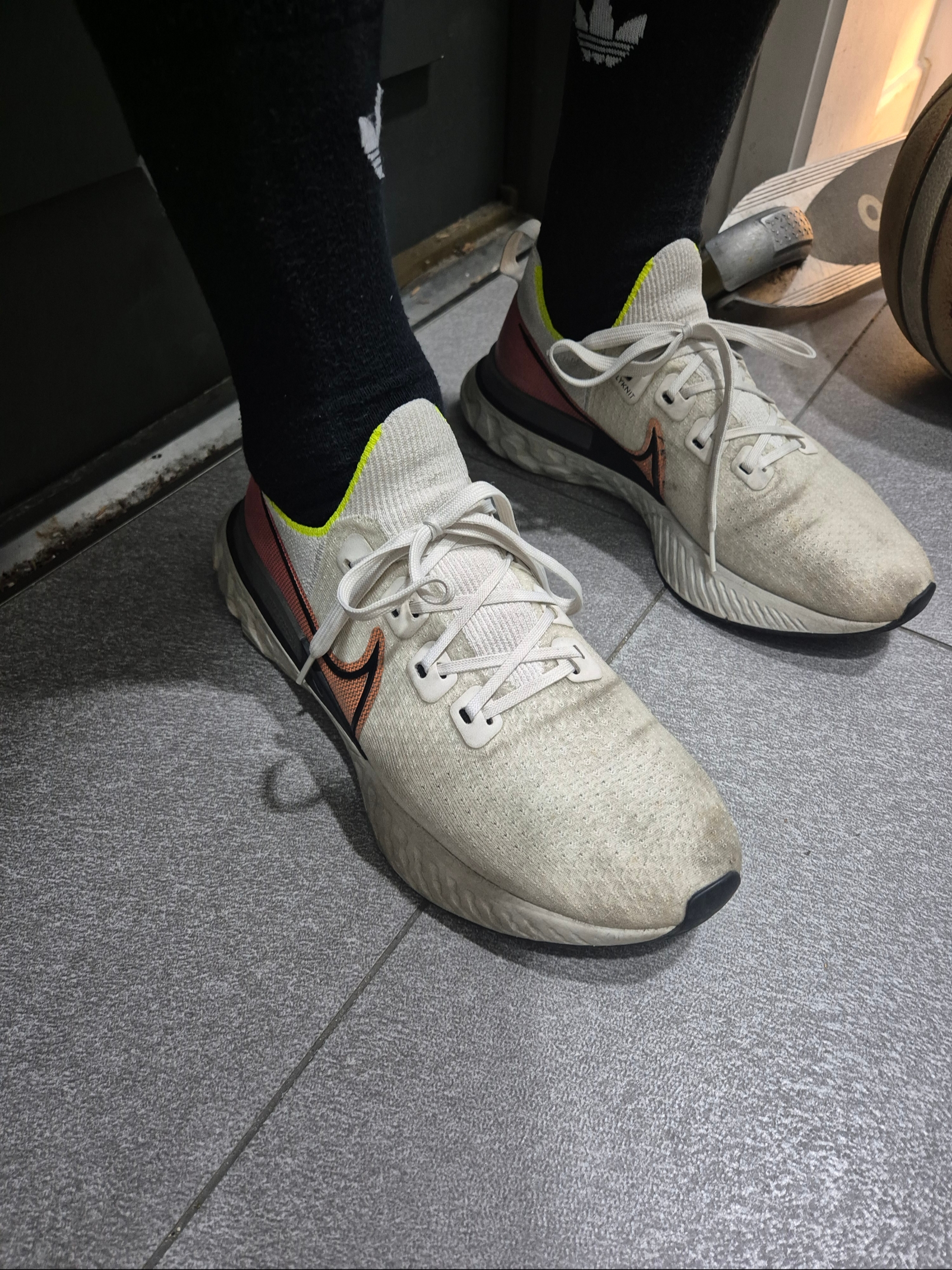 Nike React Infinity Run Platinum Tint Pink Blast 착용 스타일
