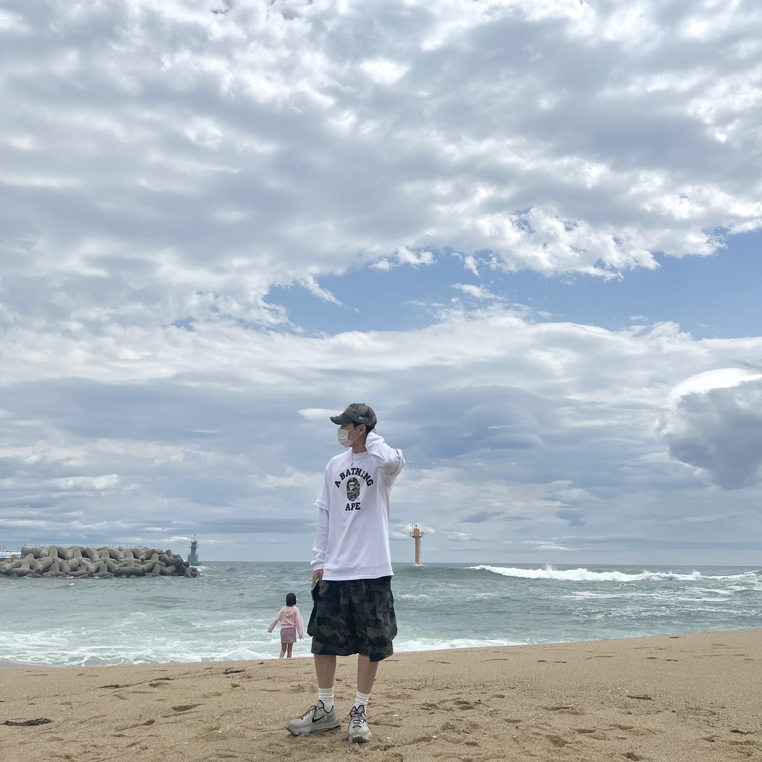 Stussy SS Link 9Twenty Cap Woodland Camo, BAPE ABC Camo College T-Shirt White Green 착용 스타일