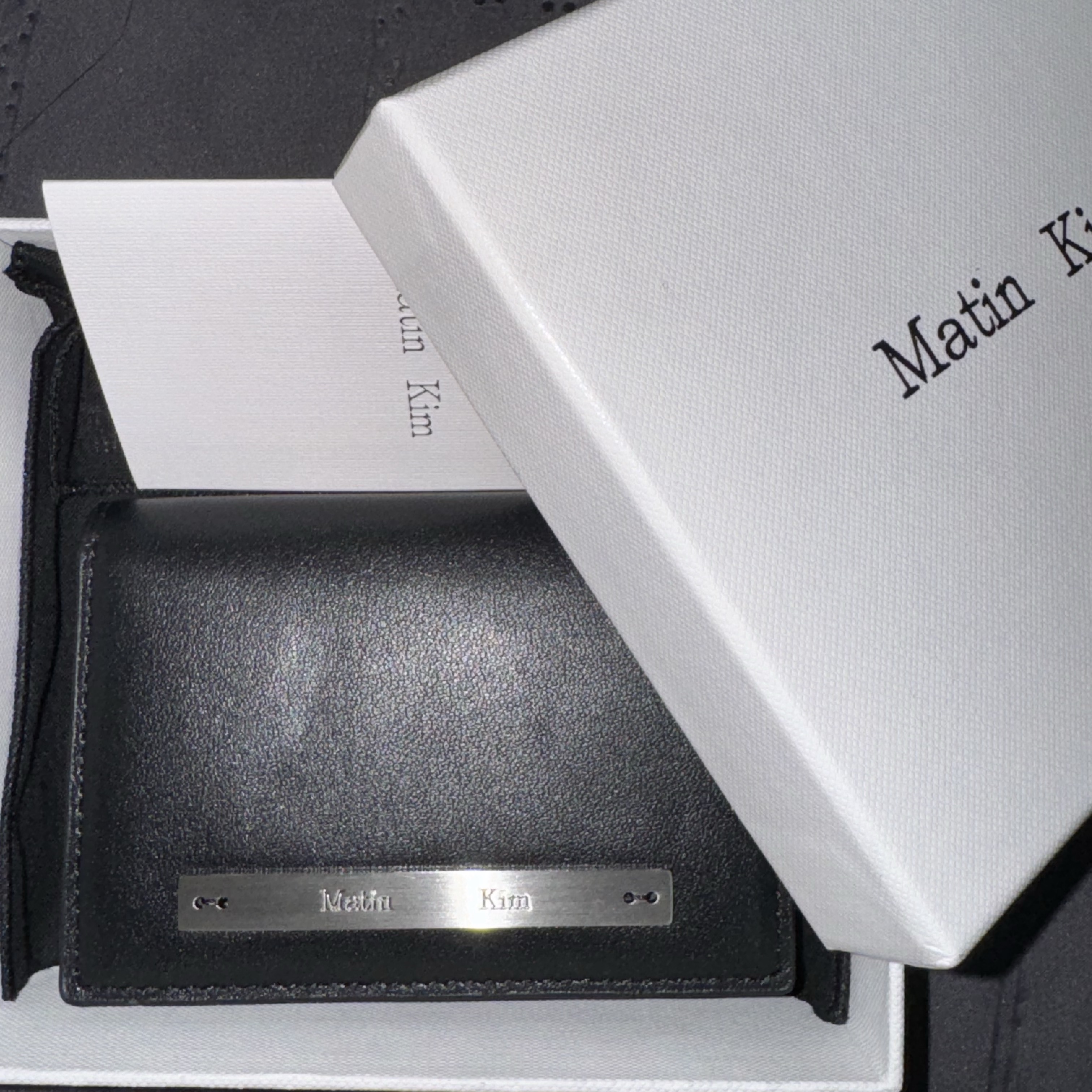 Matin Kim Slim Metal Business Wallet Black 착용 스타일