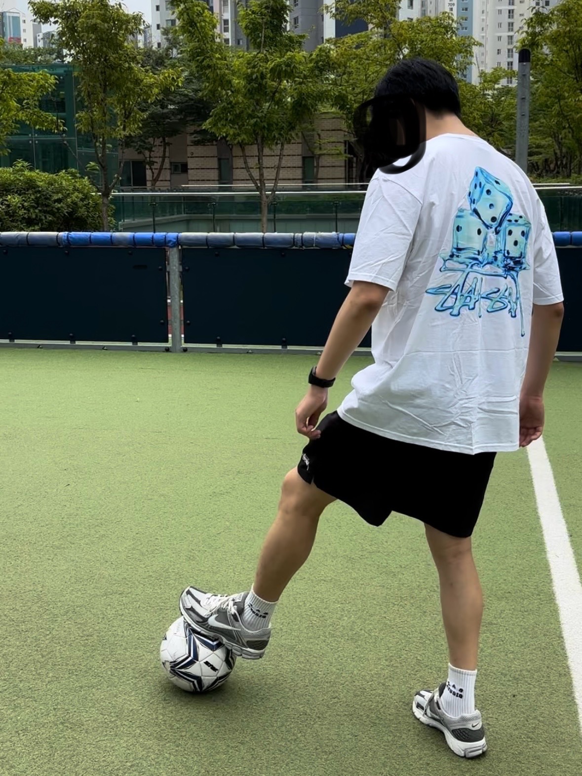 Stussy Melted T-Shirt White, Nike Zoom Vomero 5 PRM Light Iron Ore and Flat Fewter 착용 스타일