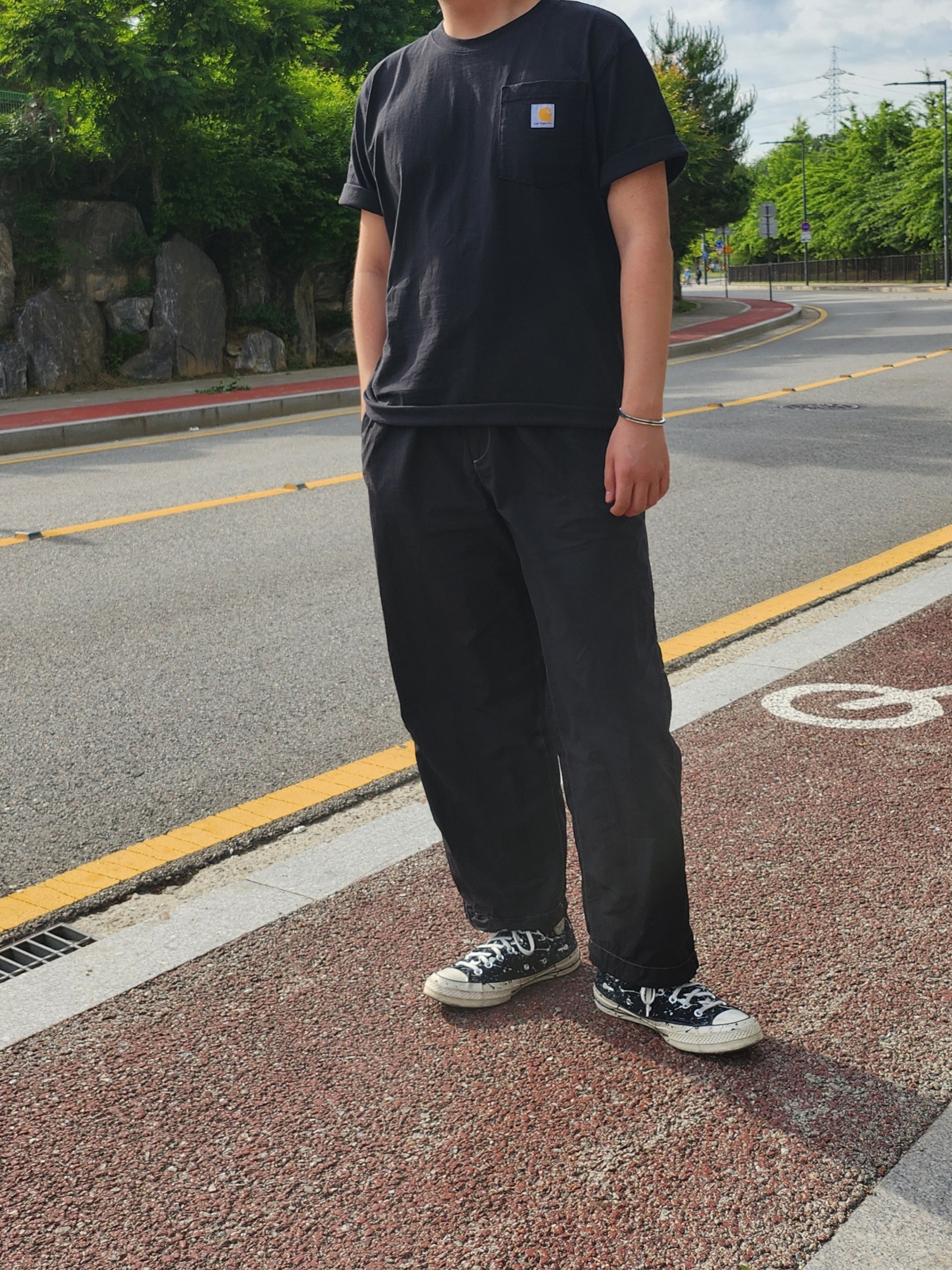 Carhartt Loose Fit Heavyweight Regular Short Sleeve Pocket T-Shirt Black, Converse Chuck 70 High Paint Splatter Black 착용 스타일 - 2