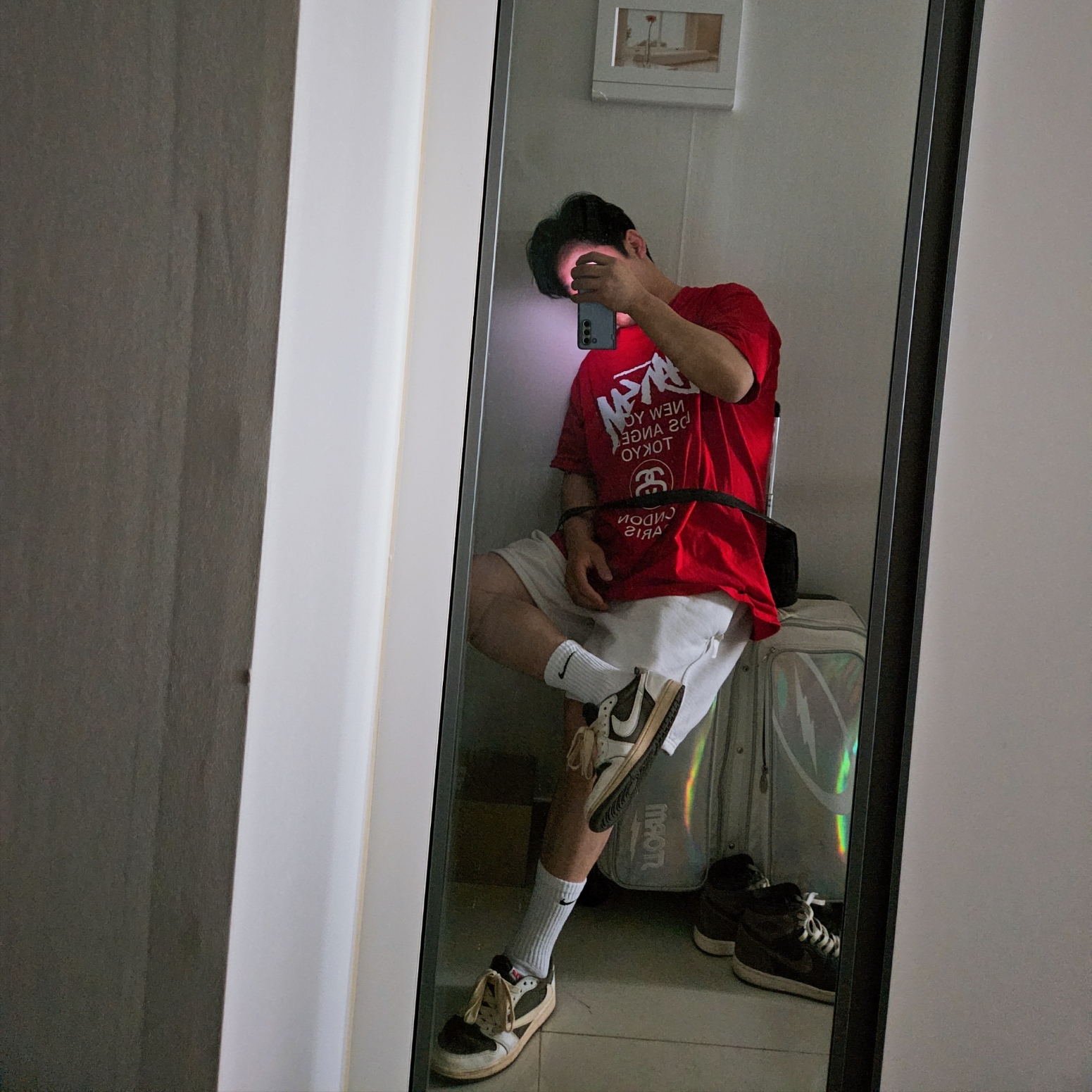 Stussy World Tour T-Shirt Dark Red, Jordan 1 x Travis Scott Retro Low OG SP Sail and Ridgerock 착용 스타일