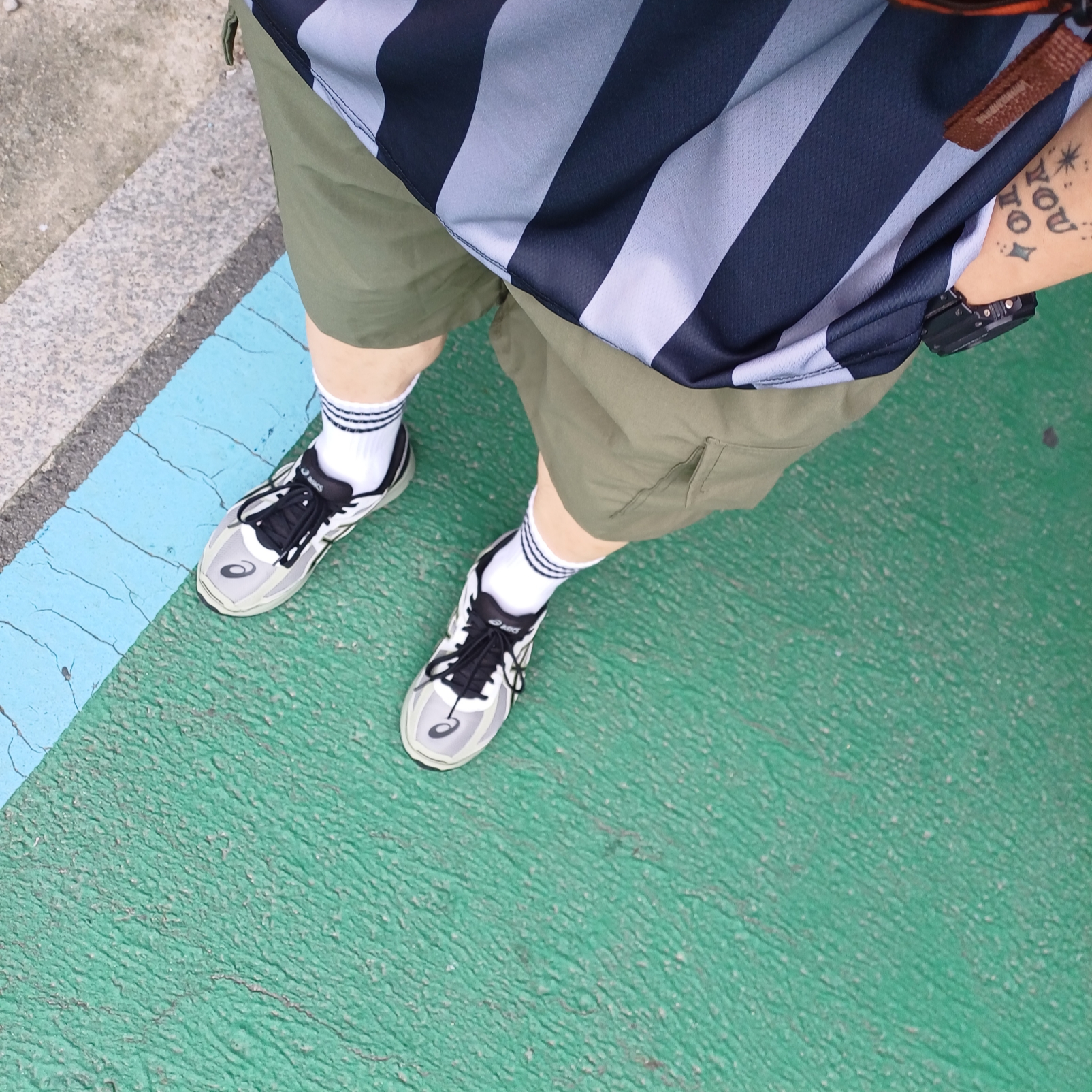 Asics Jog 100 S Sheet Rock - 2E Wide 착용 스타일 - 1