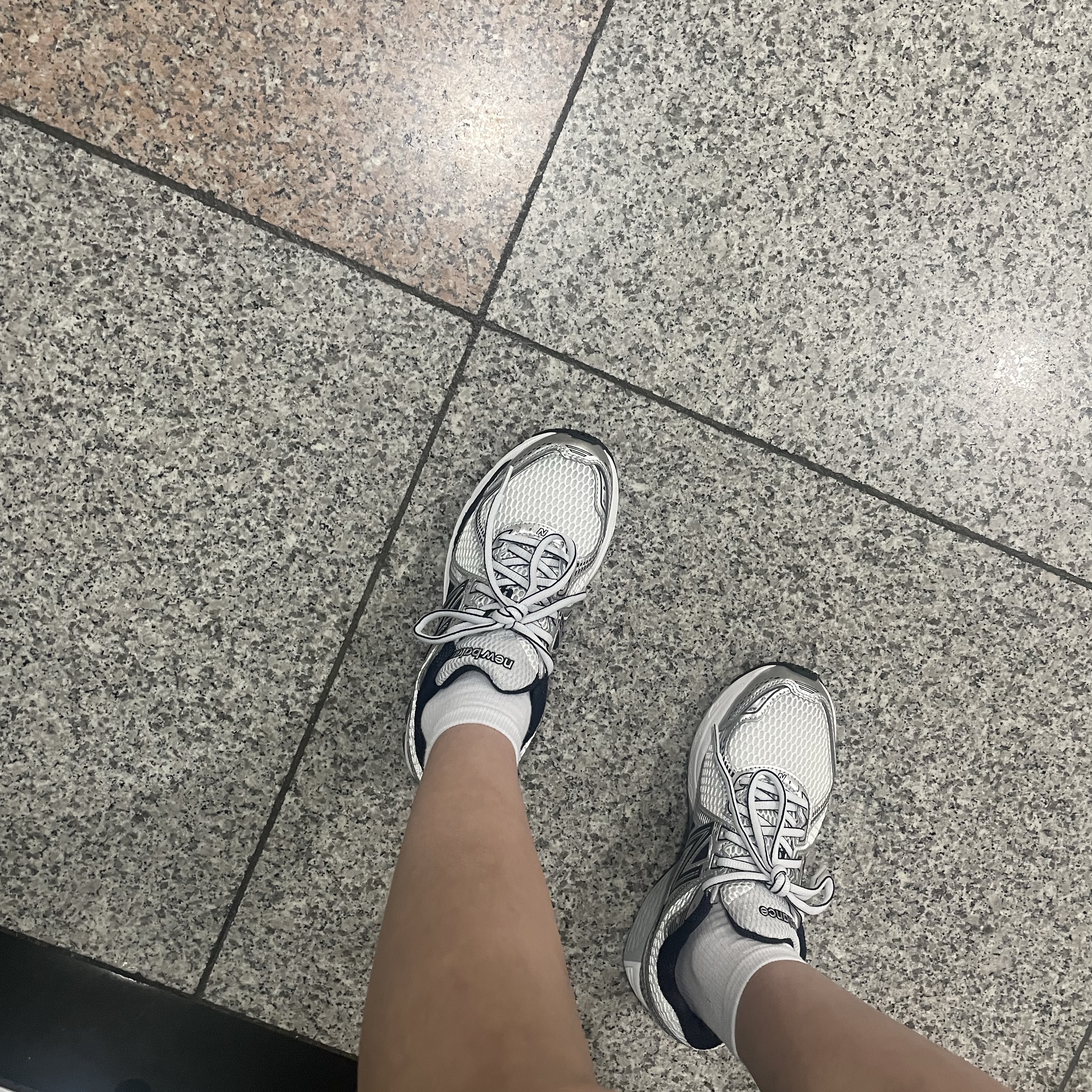 New Balance 860v2 White Black 착용 스타일 - 1