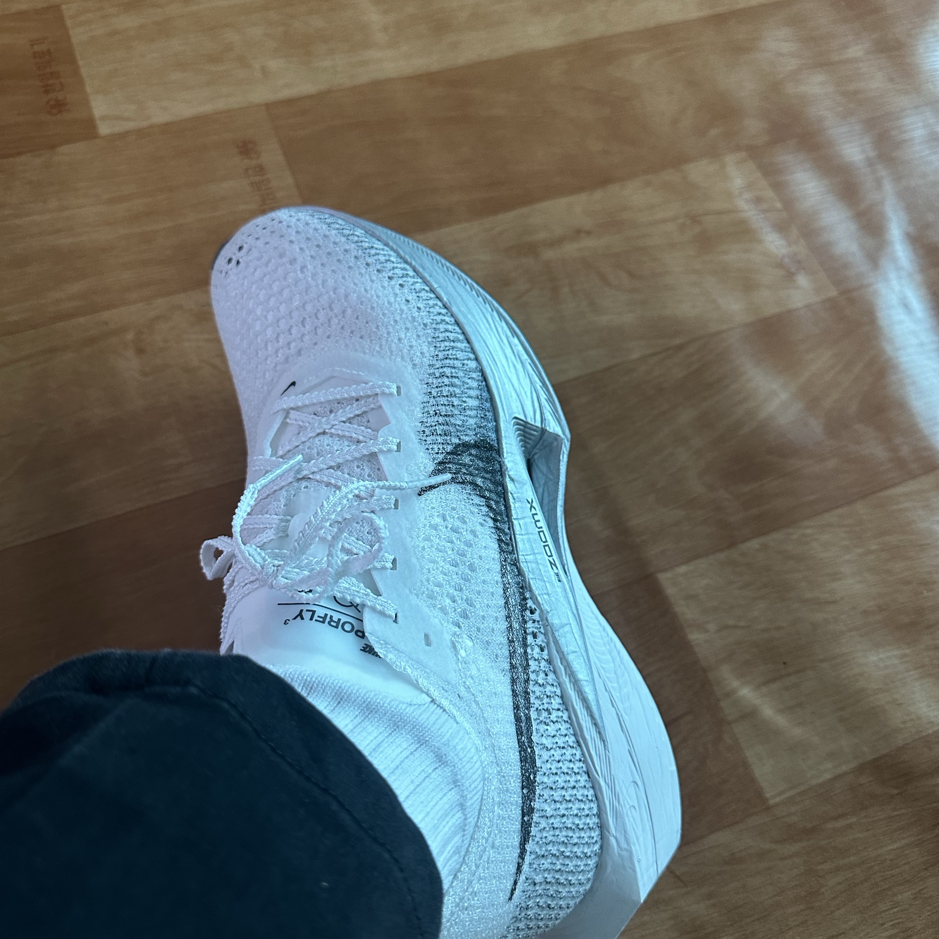 Nike ZoomX Vaporfly Next% 3 White Grey 착용 스타일 - 2