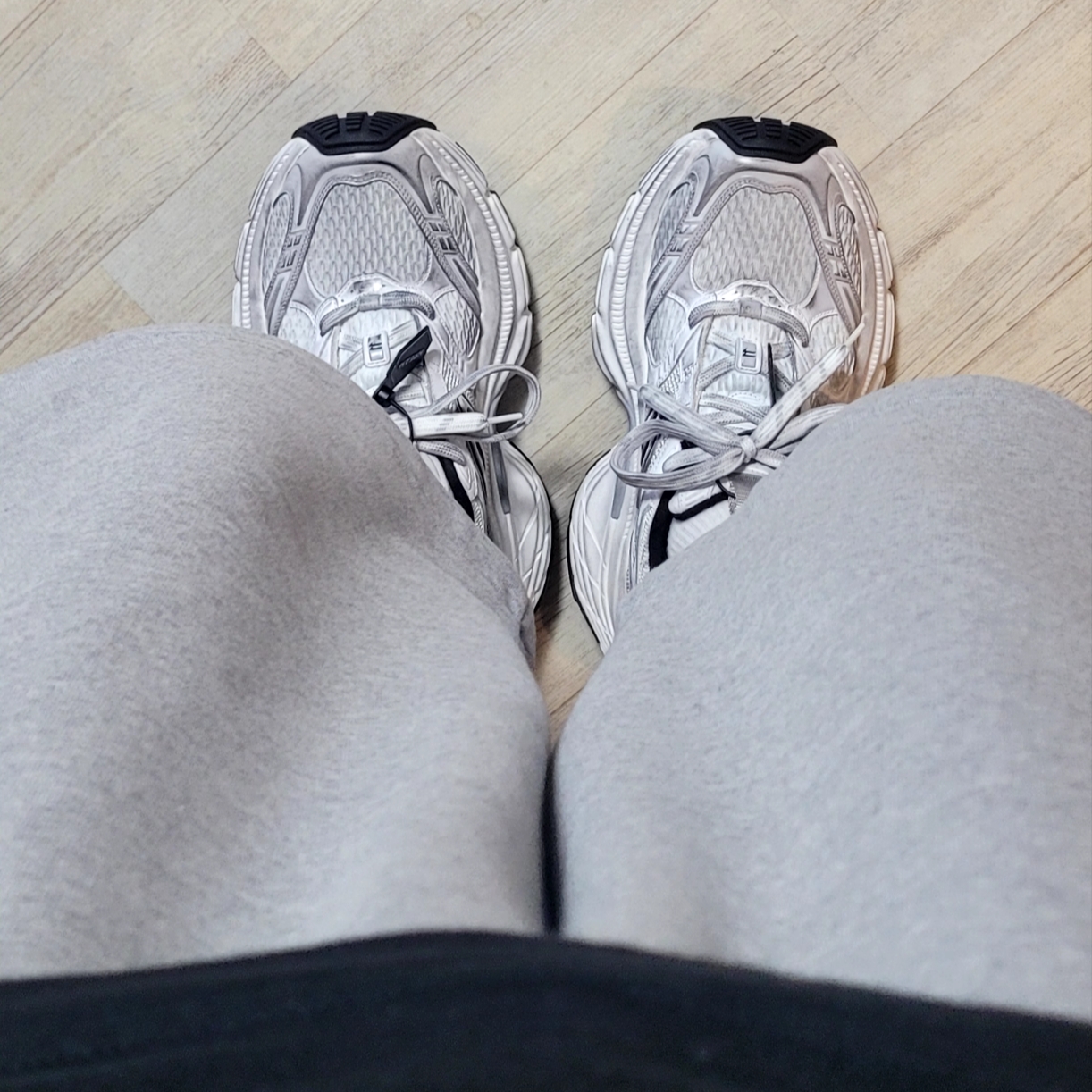 Balenciaga 10XL Sneakers White Grey Silver Black, (W) Balenciaga 10XL Sneakers White Grey Silver Black 착용 스타일 - 4