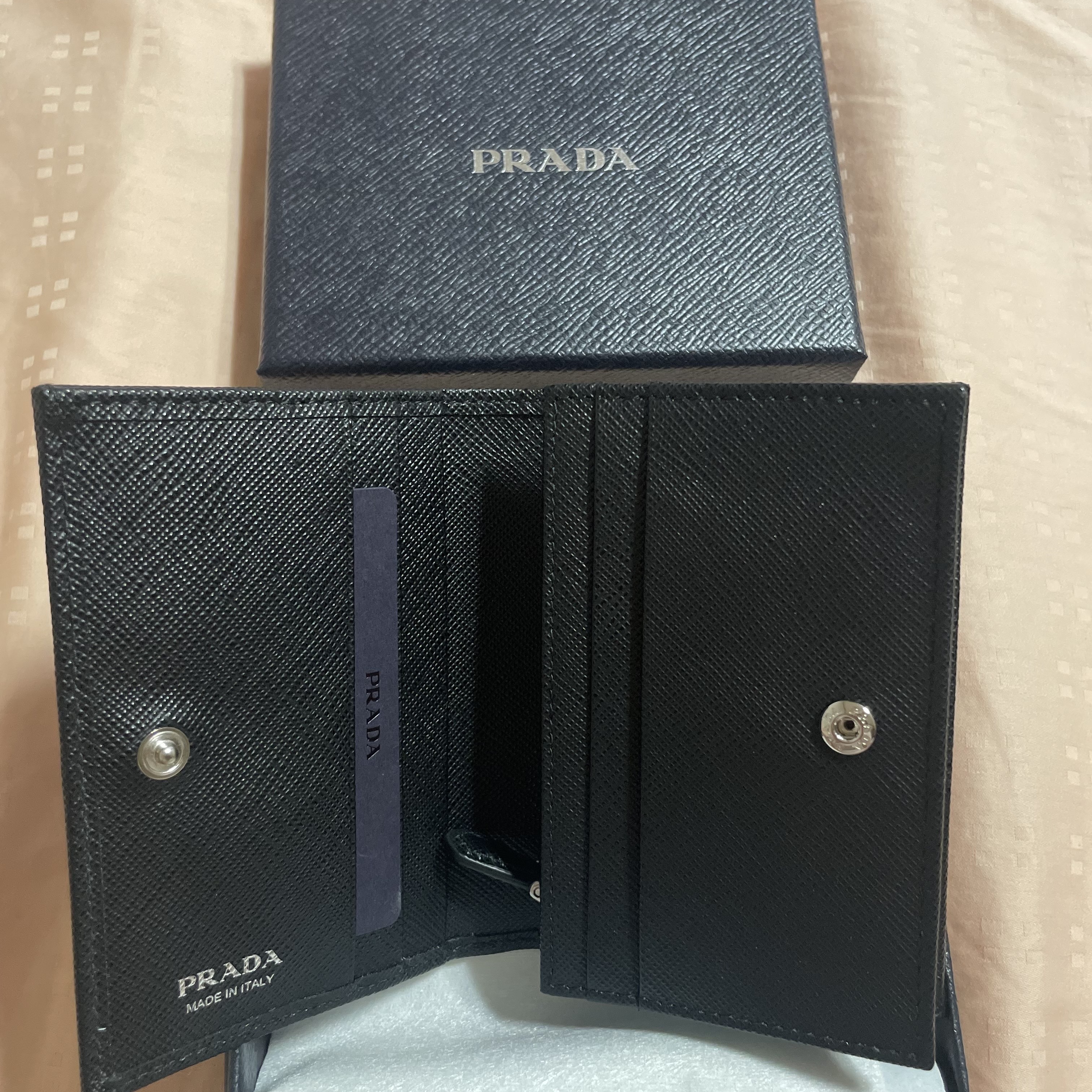 Prada Saffiano Triangle Logo Half Wallet Black 착용 스타일