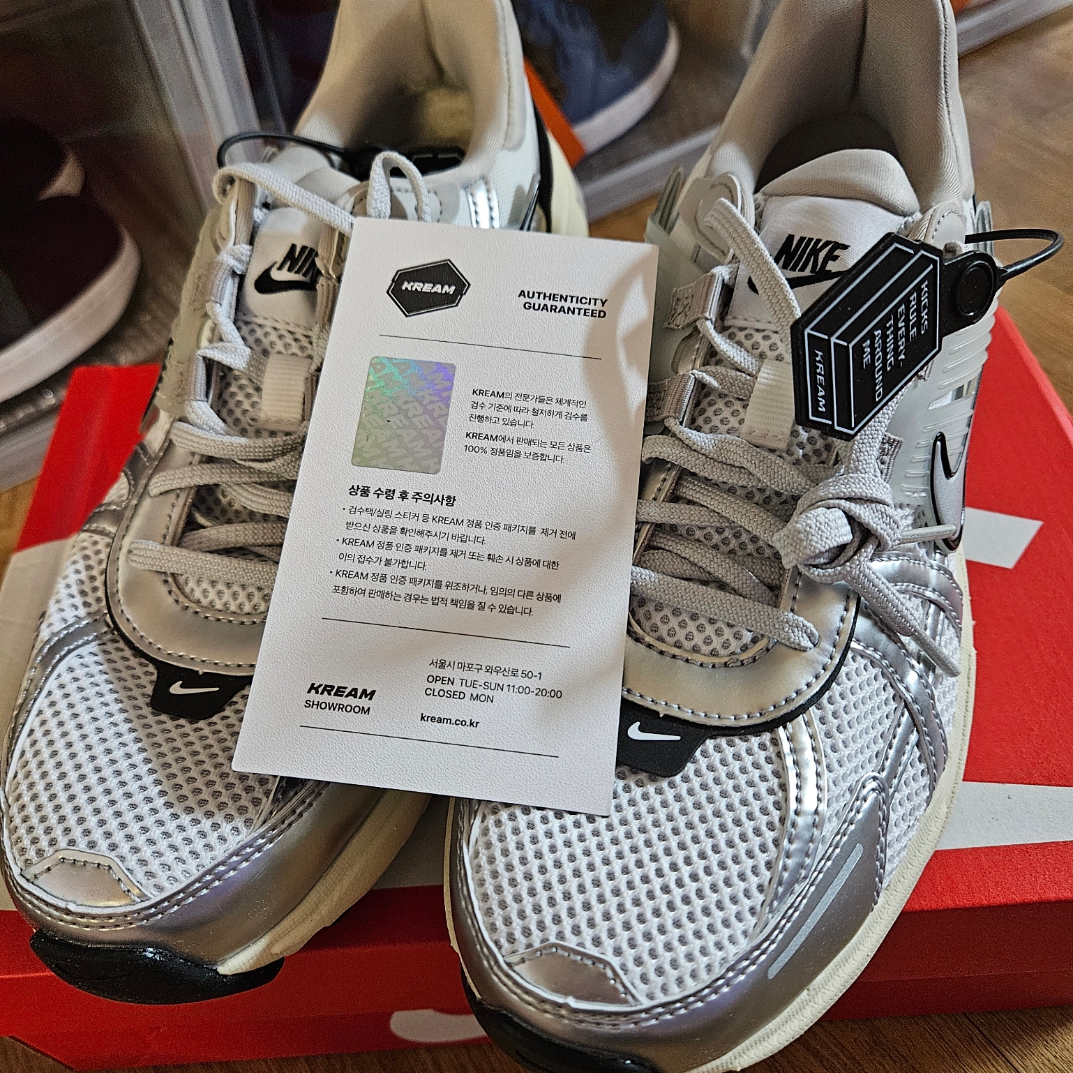 Nike V2K Run Pure Platinum Light Iron Ore 착용 스타일 - 1