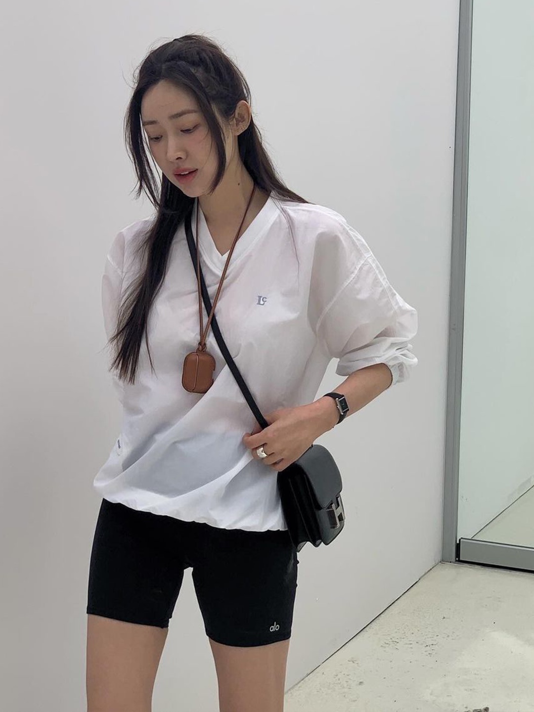 (W) Balenciaga x Adidas Cycling Shorts Black, (W) Alo Yoga 7 Inch High Waist Biker Shorts Ultramint 착용 스타일 - 5