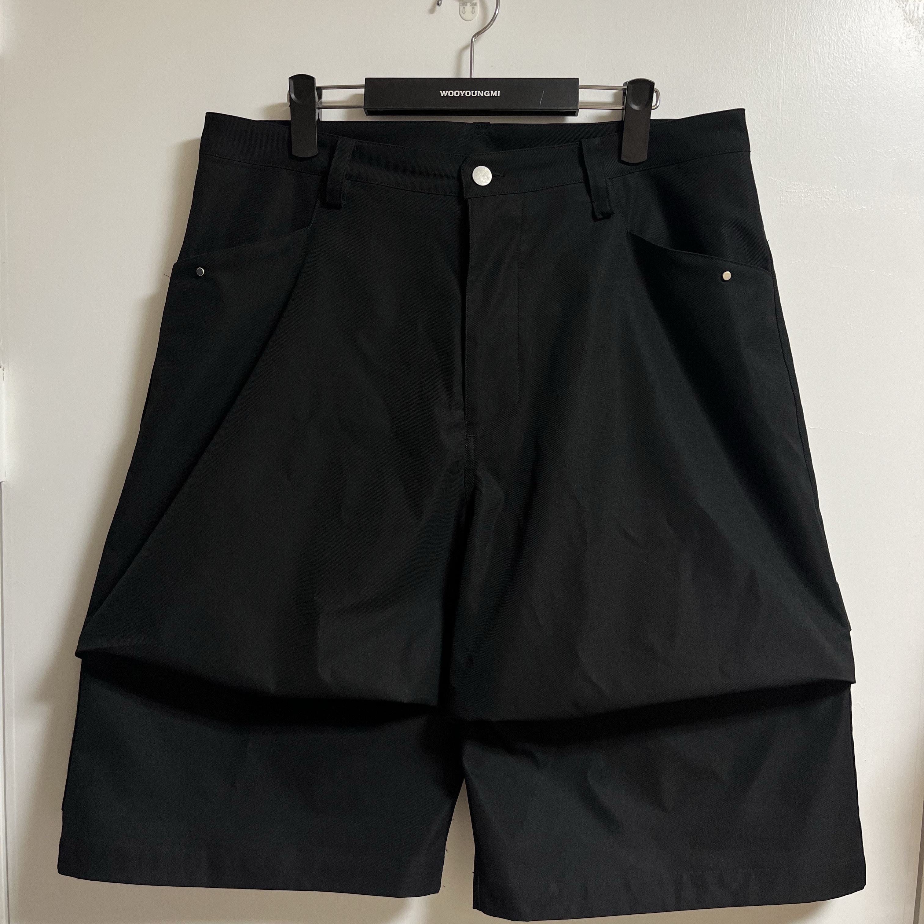 Nonnod Alpine Carpenter Shorts Matt Black 착용 스타일