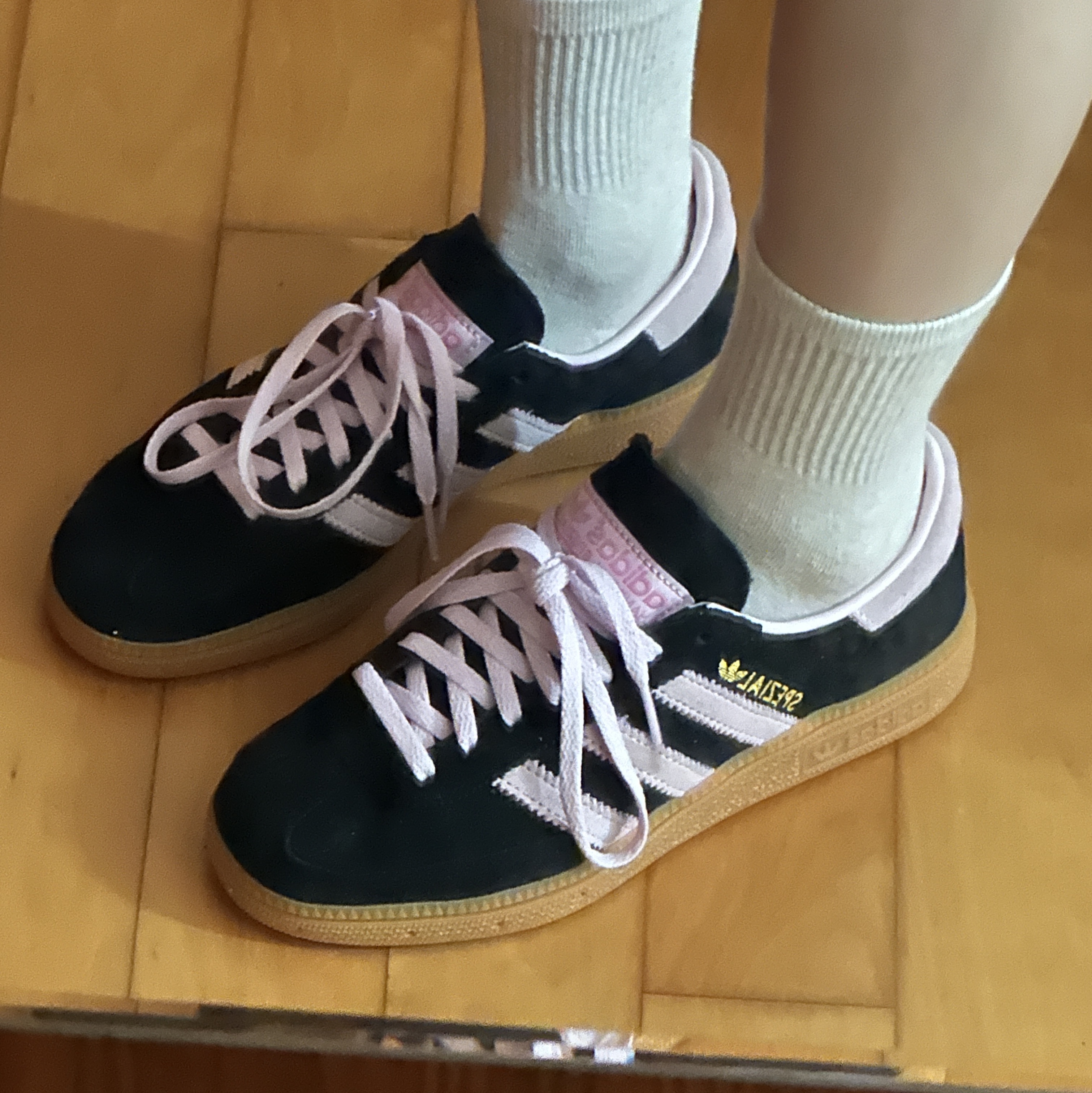(W) Adidas Spezial Handball Core Black Clear Pink 착용 스타일 - 1