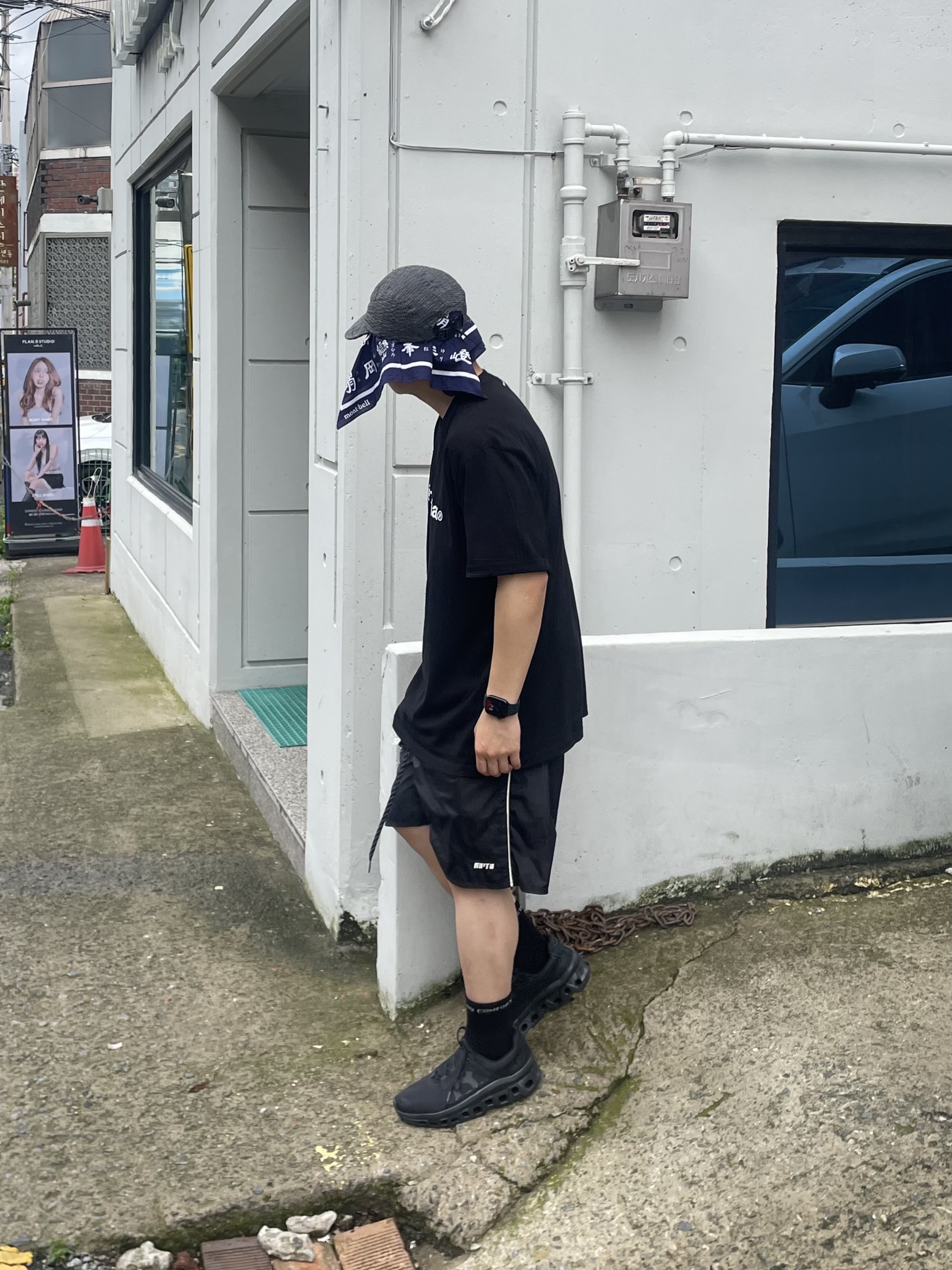 On Running Cloudmonster All Black, Arc'teryx Mantis 2 Waistpack Black II 착용 스타일 - 1
