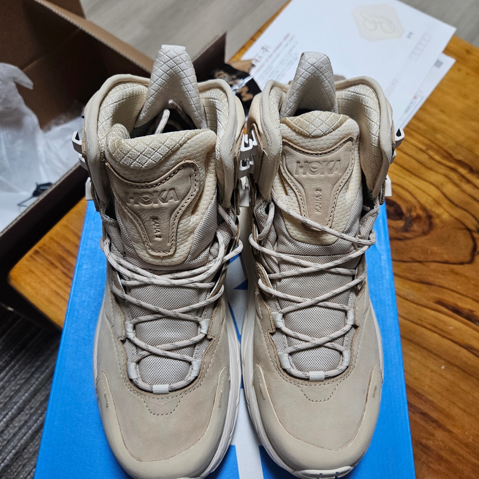 Hoka Kaha 2 Gore-Tex Shifting Sand Eggnog 착용 스타일 - 1