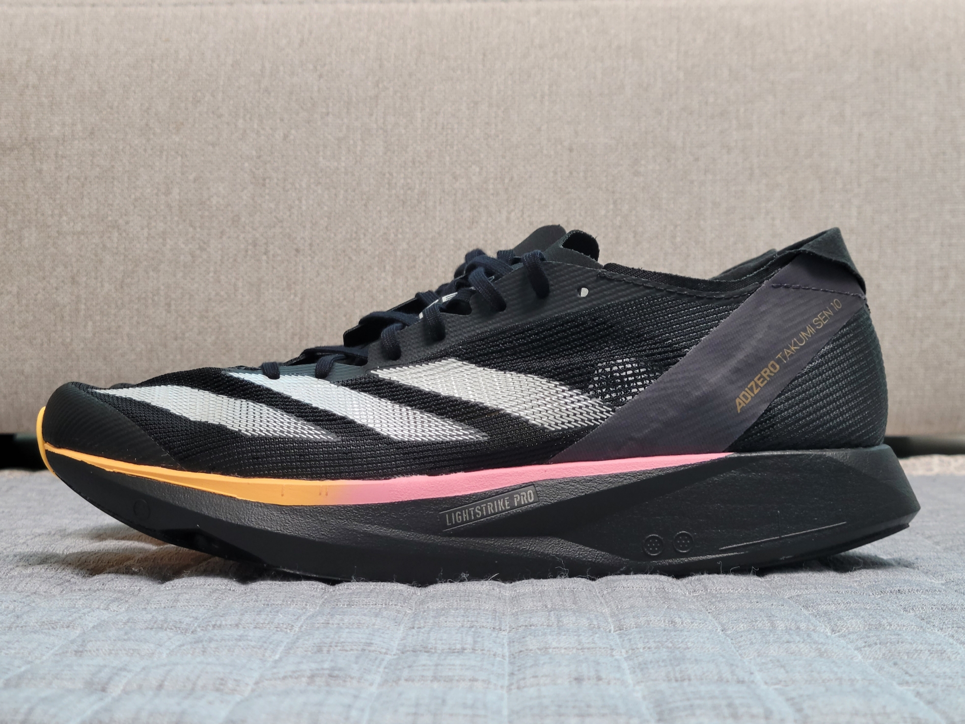 Adidas Adizero Takumi Sen 10 Core Black Zero Metalic Spark 착용 스타일 - 1