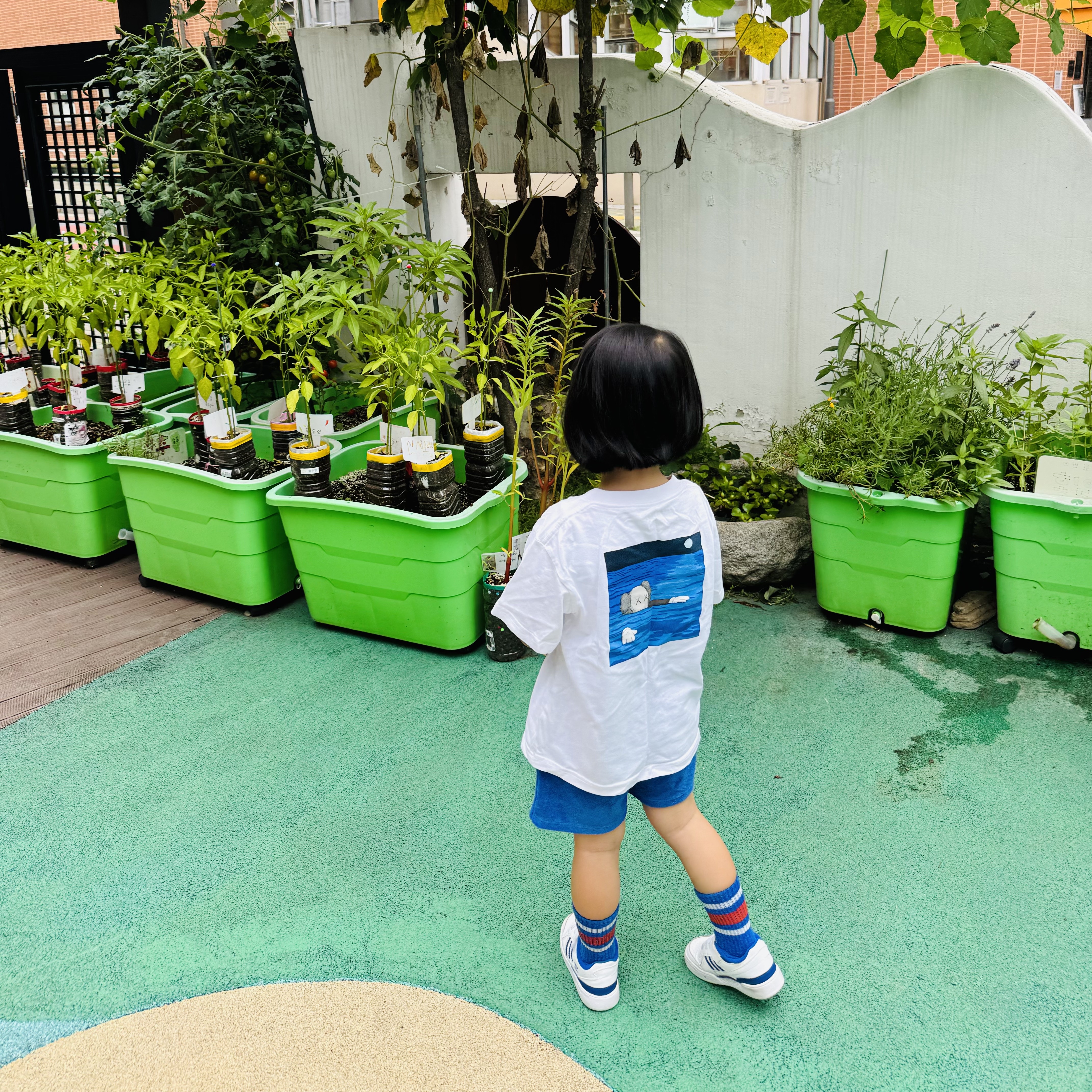 (Kids) Uniqlo UT x Kaws Short Sleeve Graphic T-Shirt White, Adidas Forum Low White Royal Blue 착용 스타일 - 3