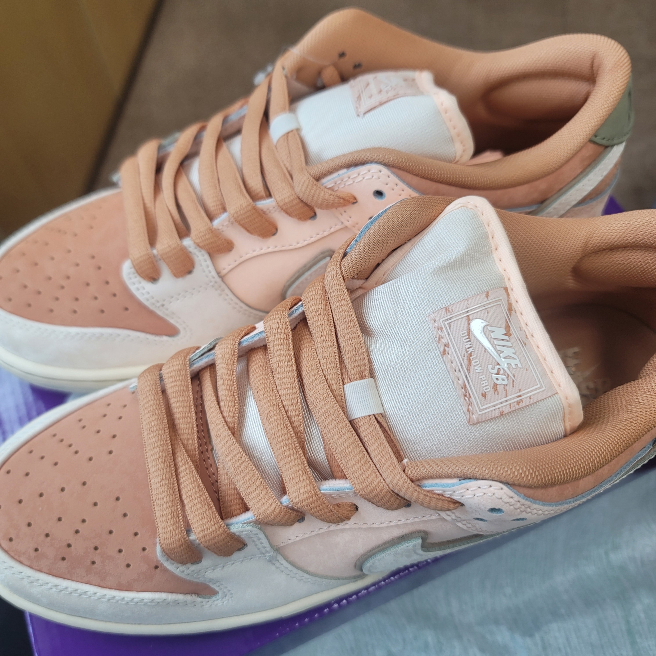 Nike SB Dunk Low Pro Crimson Tint and Amber Brown 착용 스타일 - 1