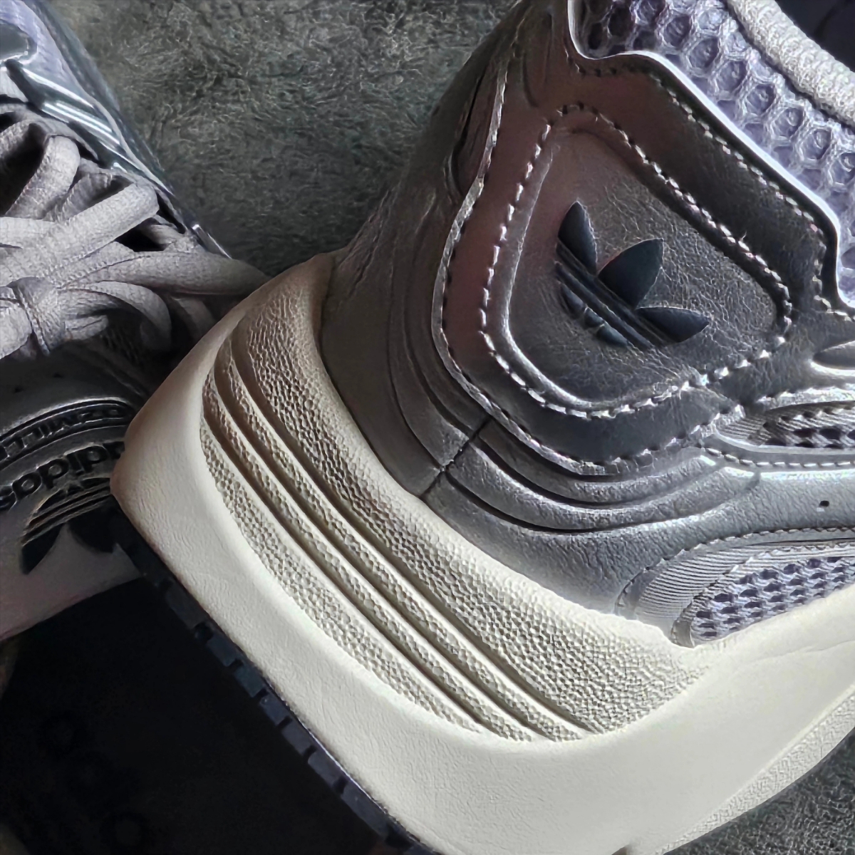 Adidas Ozmillen Core Black Grey Two 착용 스타일 - 3