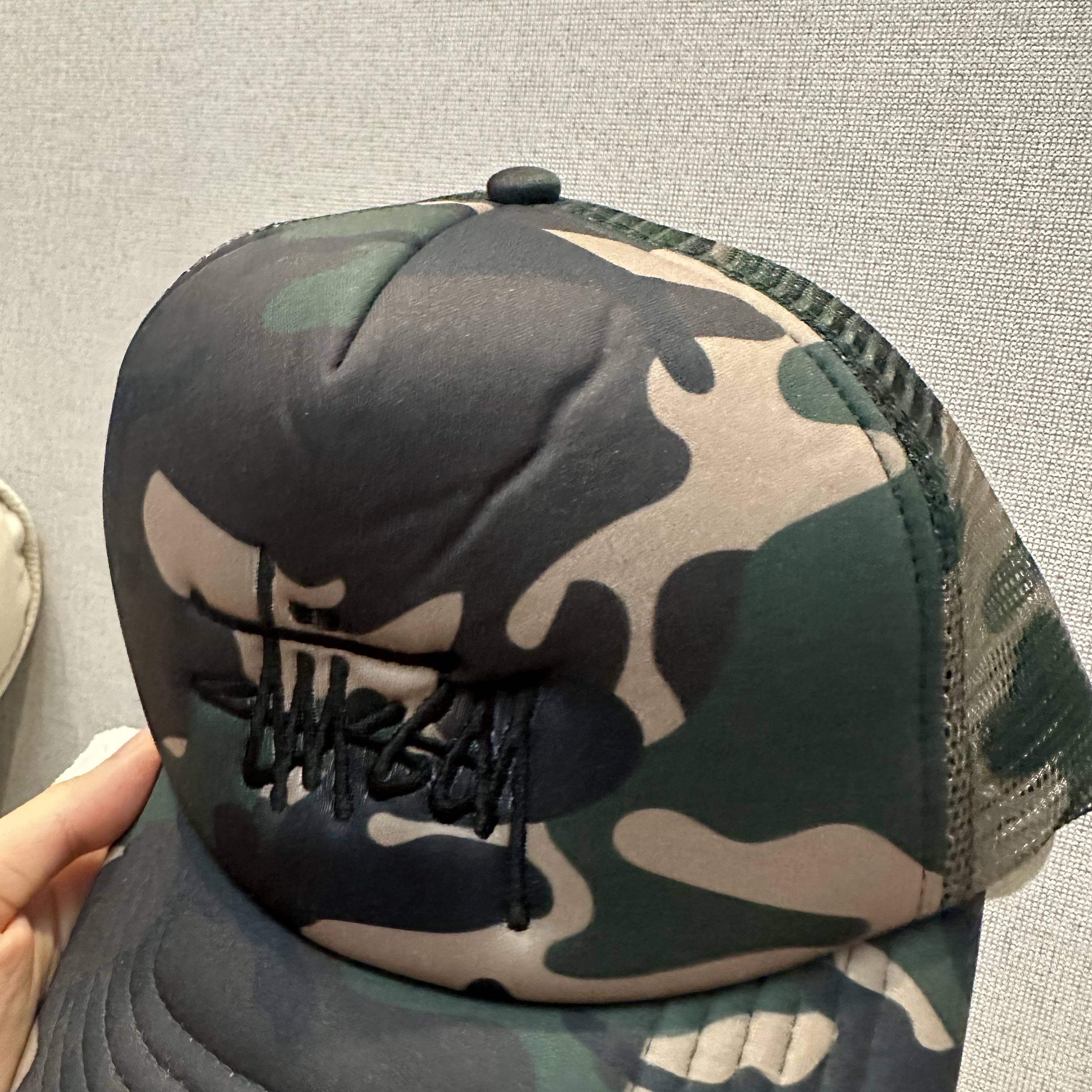 Stussy Basic Trucker Cap Camo 착용 스타일 - 2