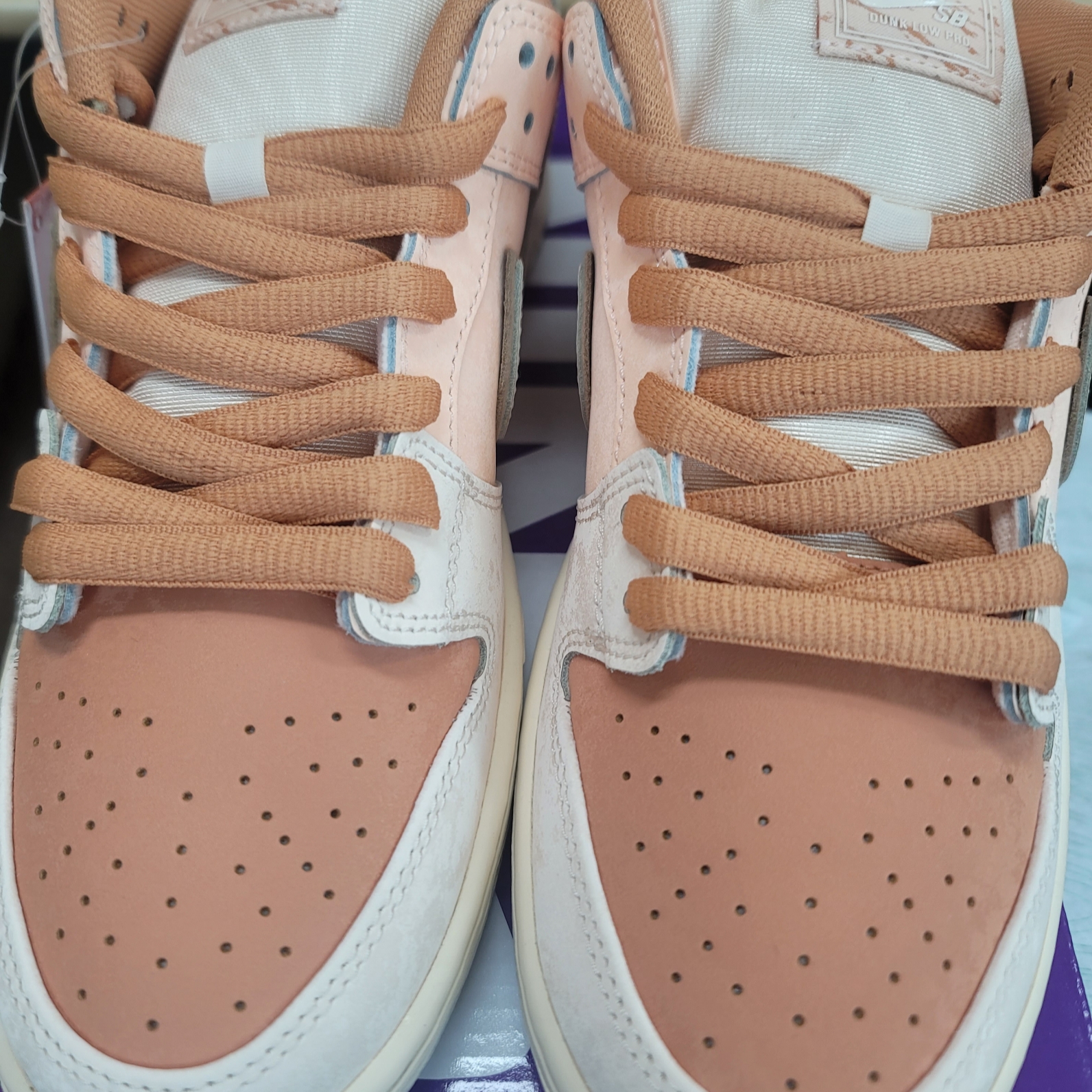 Nike SB Dunk Low Pro Crimson Tint and Amber Brown 착용 스타일 - 2