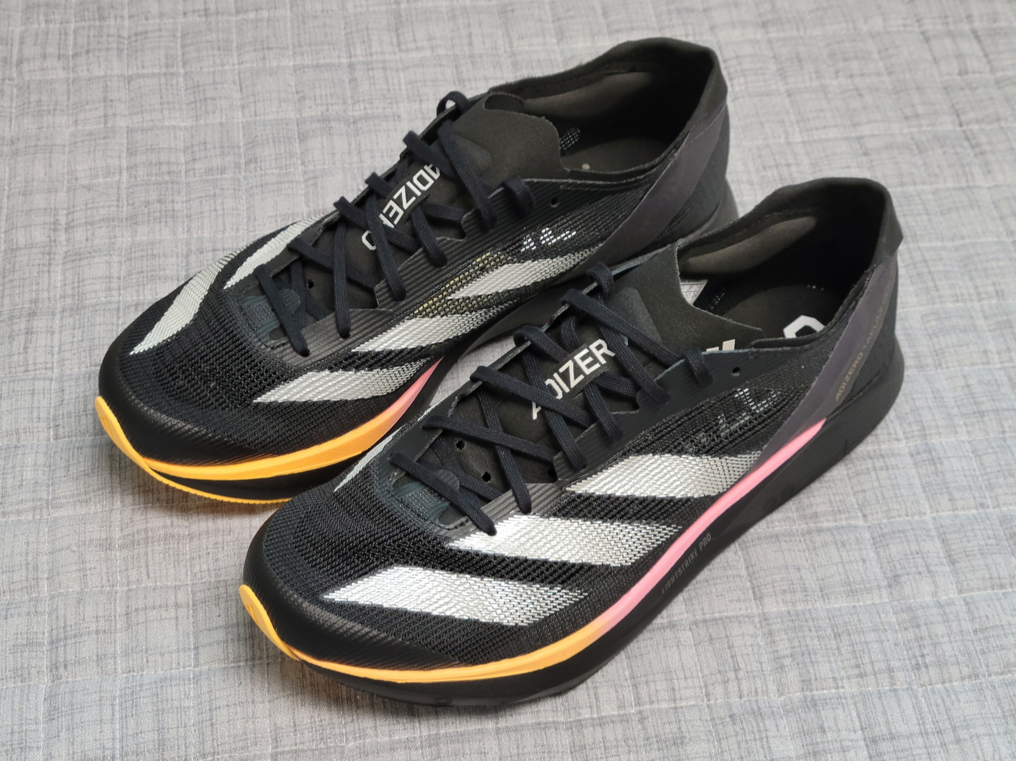 Adidas Adizero Takumi Sen 10 Core Black Zero Metalic Spark 착용 스타일 - 2