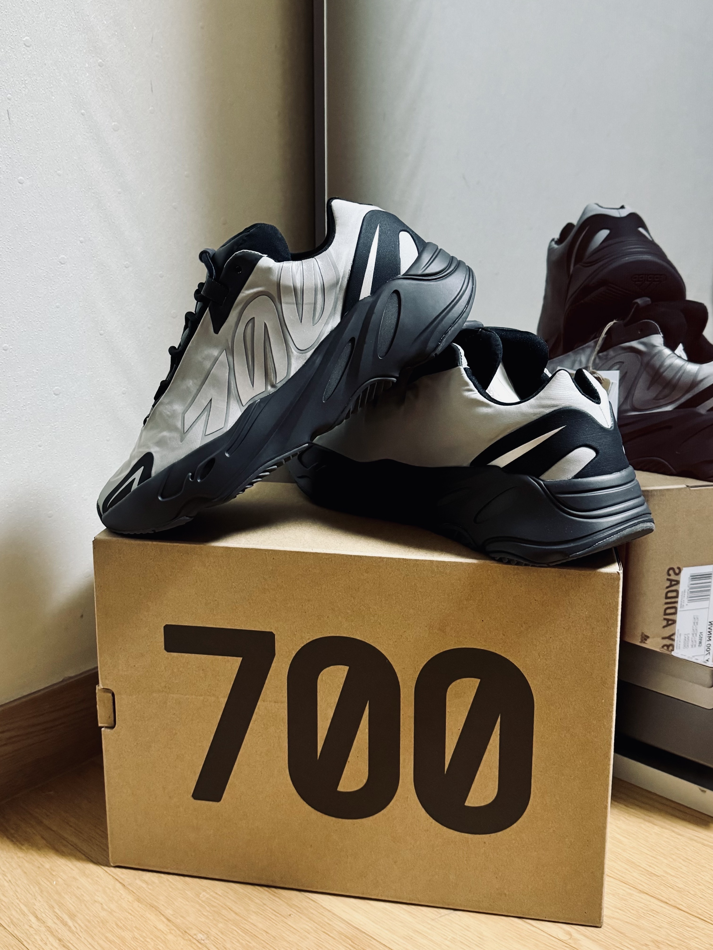 Adidas Yeezy Boost 700 MNVN Metallic 착용 스타일