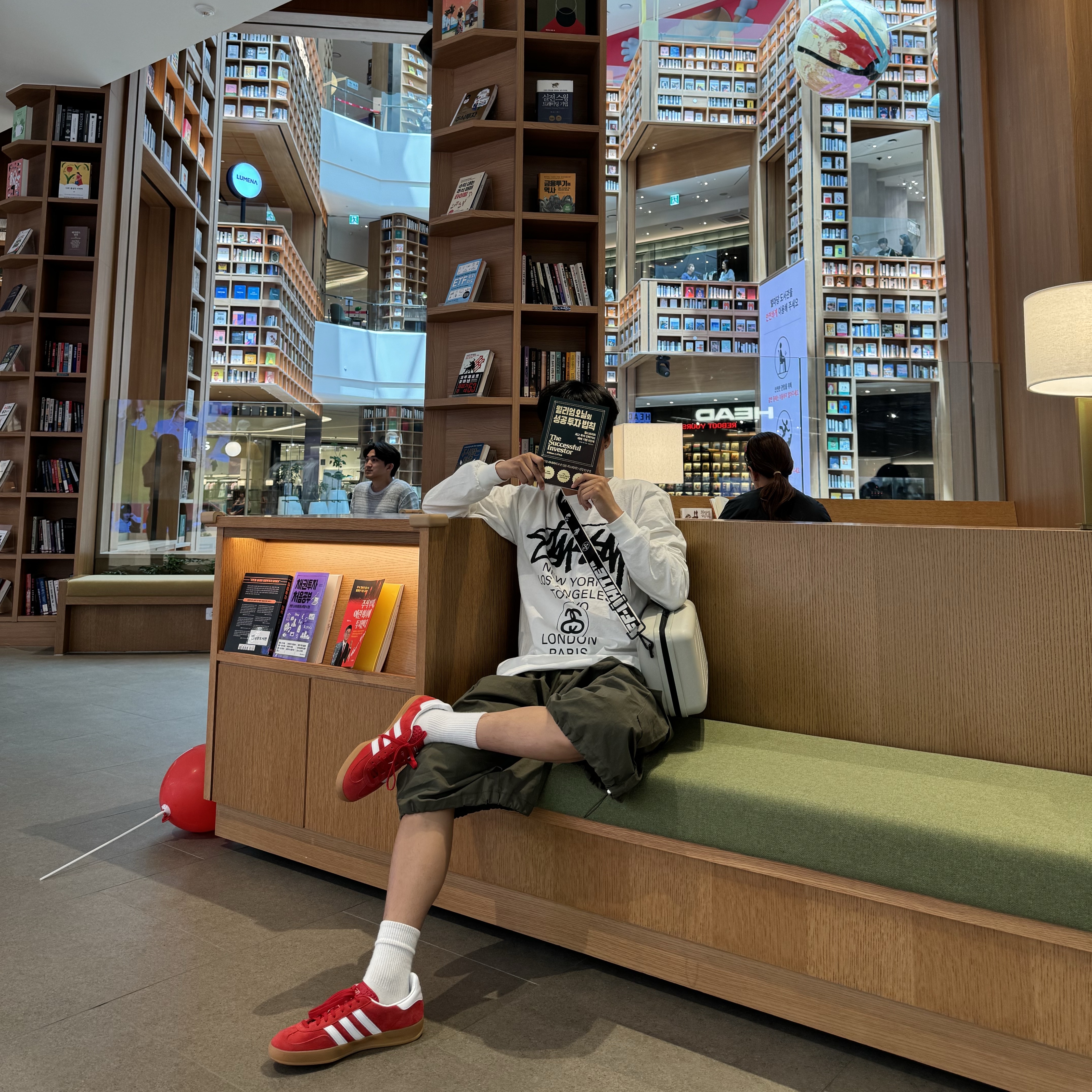 Adidas Gazelle Indoor Scarlet, Stussy World Tour LS T-Shirt White 2023 착용 스타일 - 1