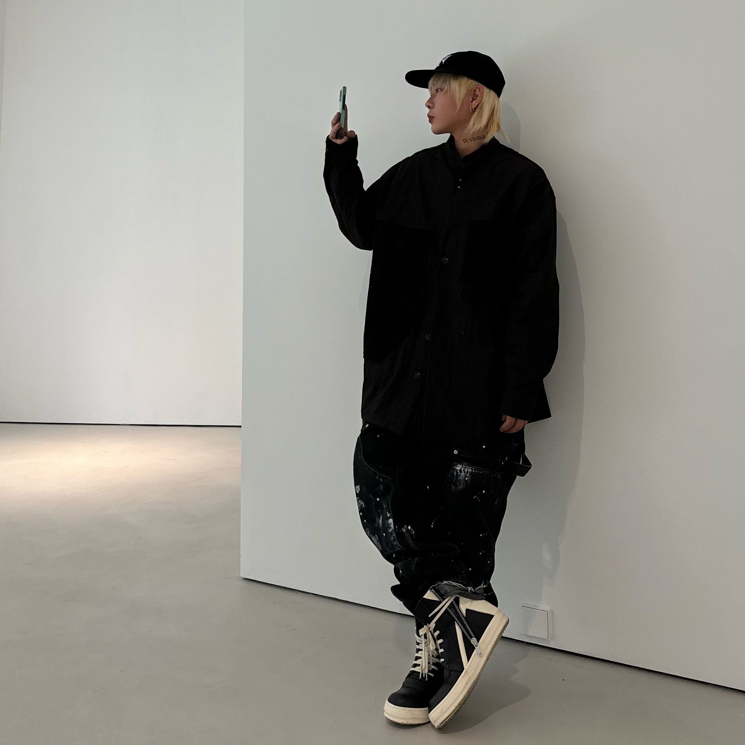 Rick Owens Geobasket Full Grain Calf Leather Strobe Sneakers Black Milk White 착용 스타일 - 1