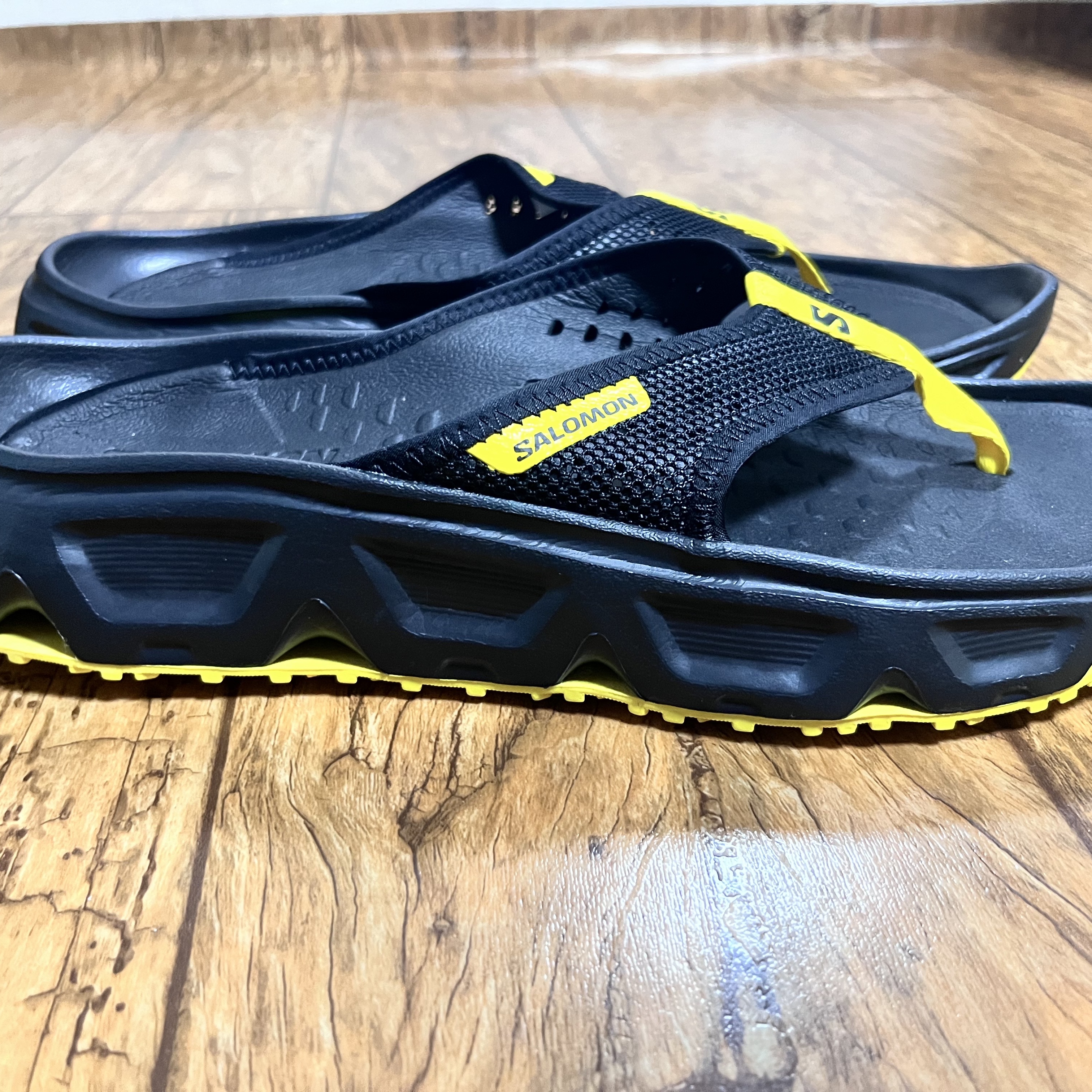 Salomon Reelax Break 6.0 Black Buttercup 착용 스타일 - 3