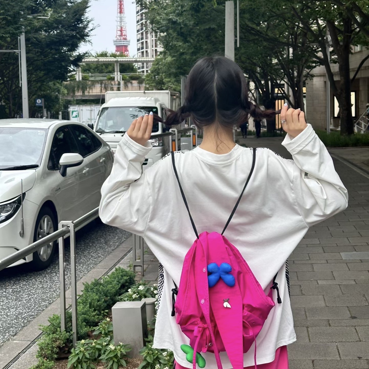 NewJeans x Coller Rabbit String Bag Fuchsia Pink 착용 스타일