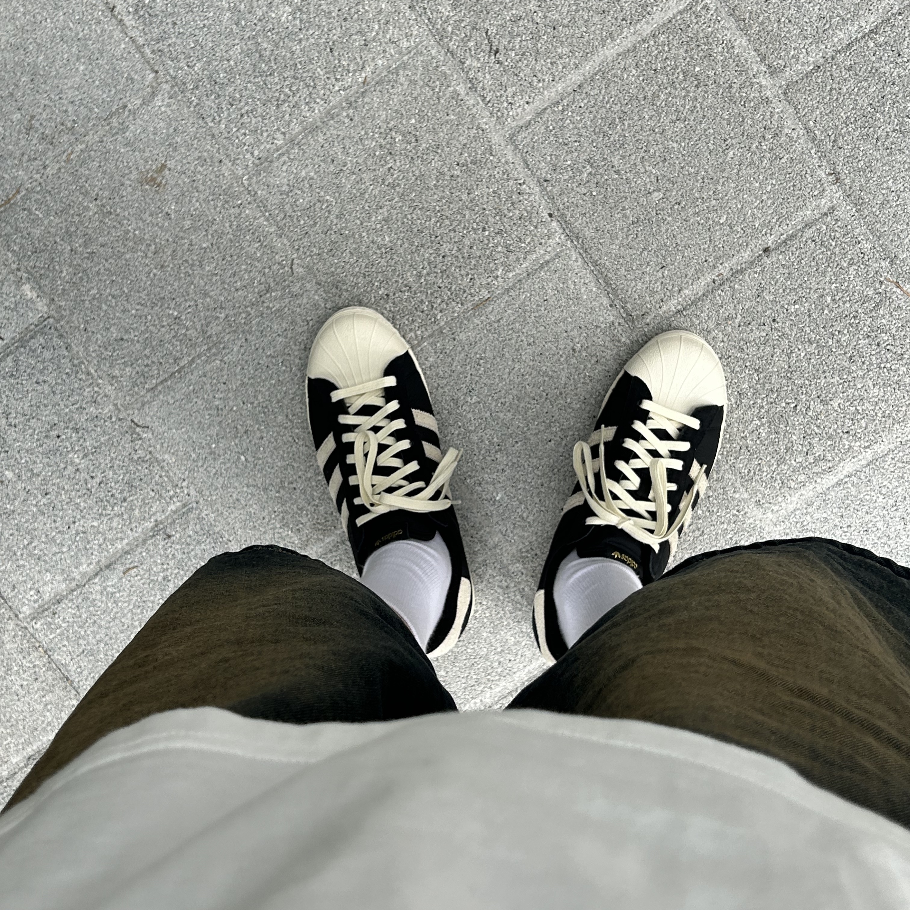 Adidas Superstar 82 Black White 착용 스타일