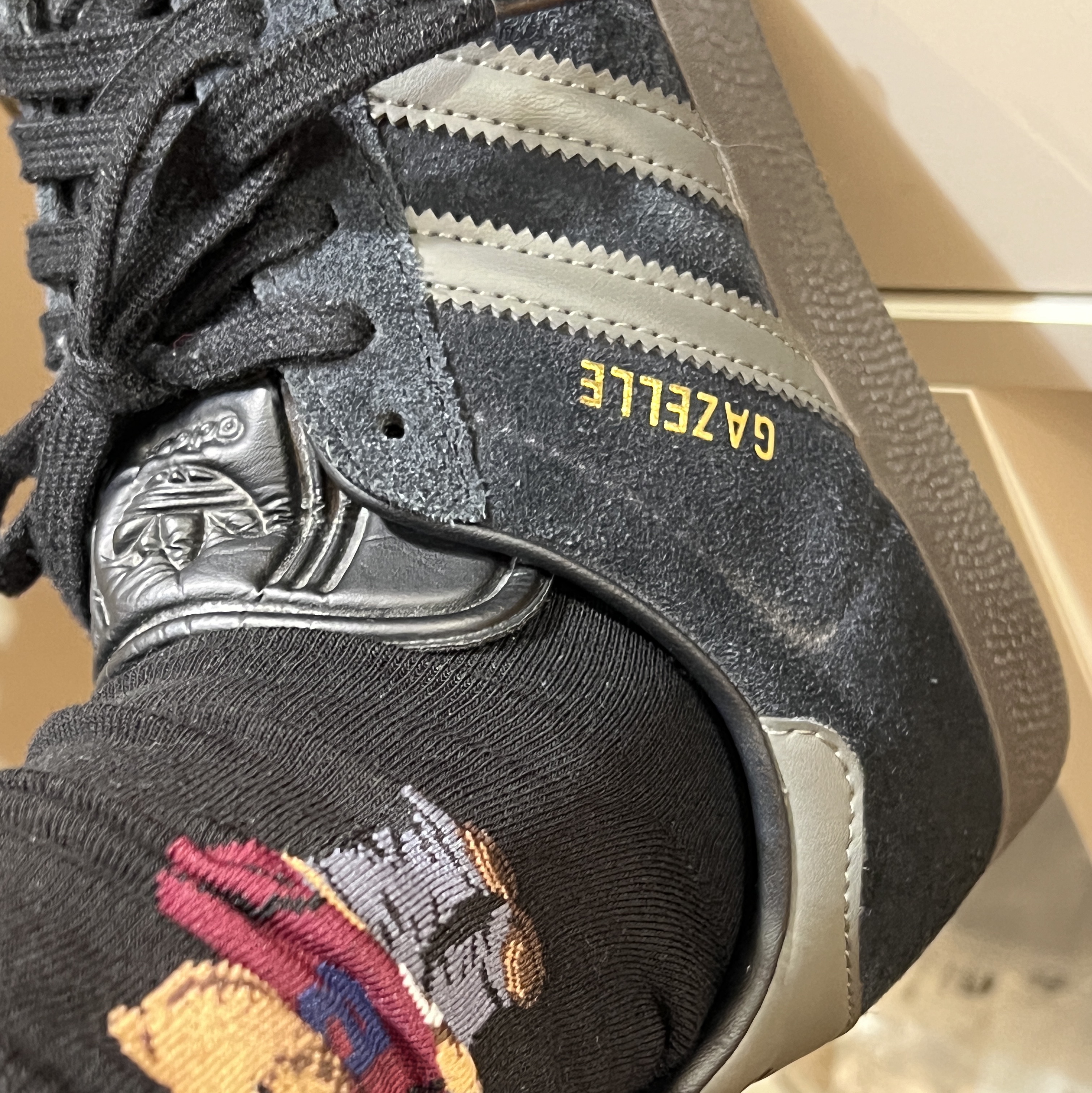 Adidas Gazelle Core Black Gold Metallic Gum 착용 스타일 - 2