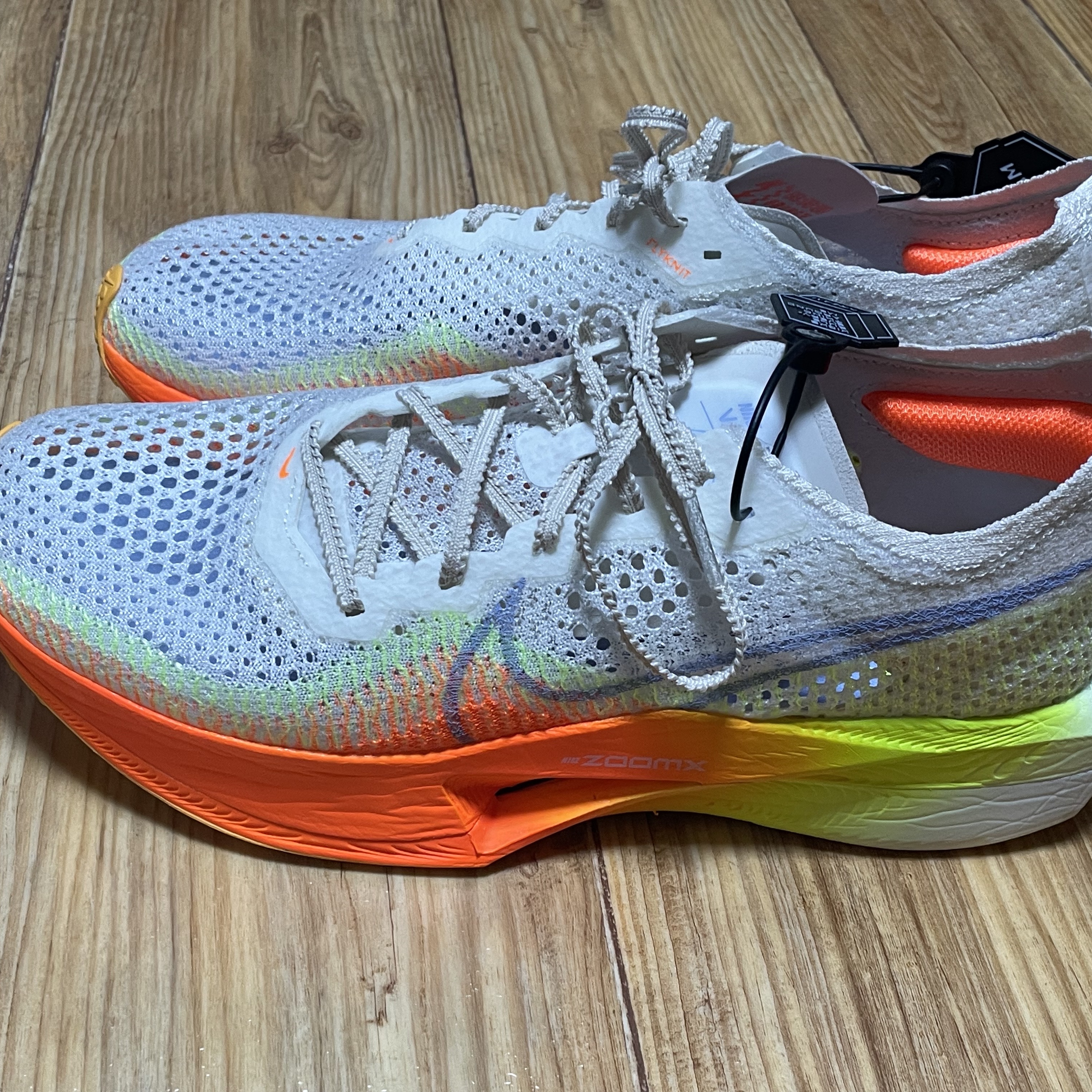 Nike ZoomX Vaporfly Next% 3 Sail Cobalt Bliss Total Orange 착용 스타일 - 1