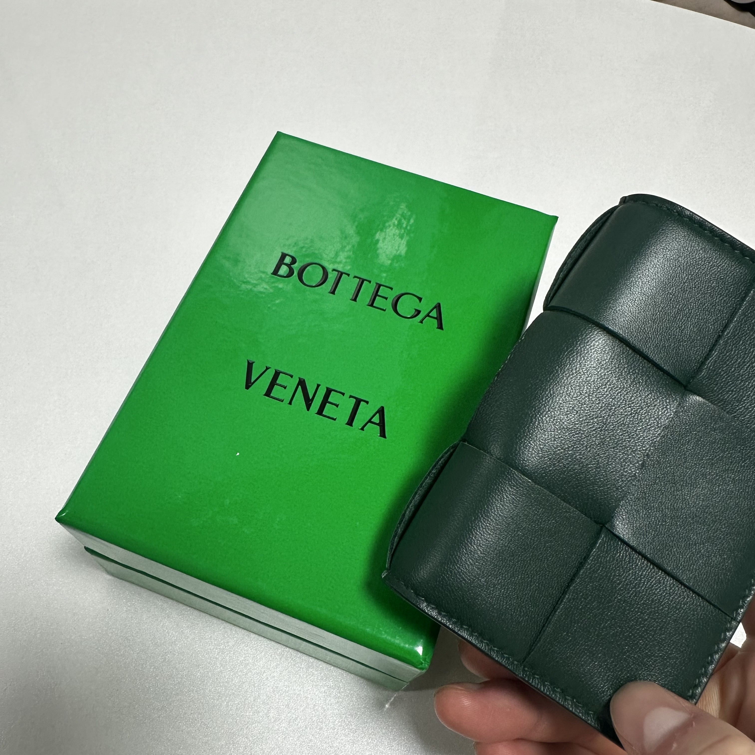 Bottega Veneta Cassette Business Card Case Emerald Green 착용 스타일 - 2